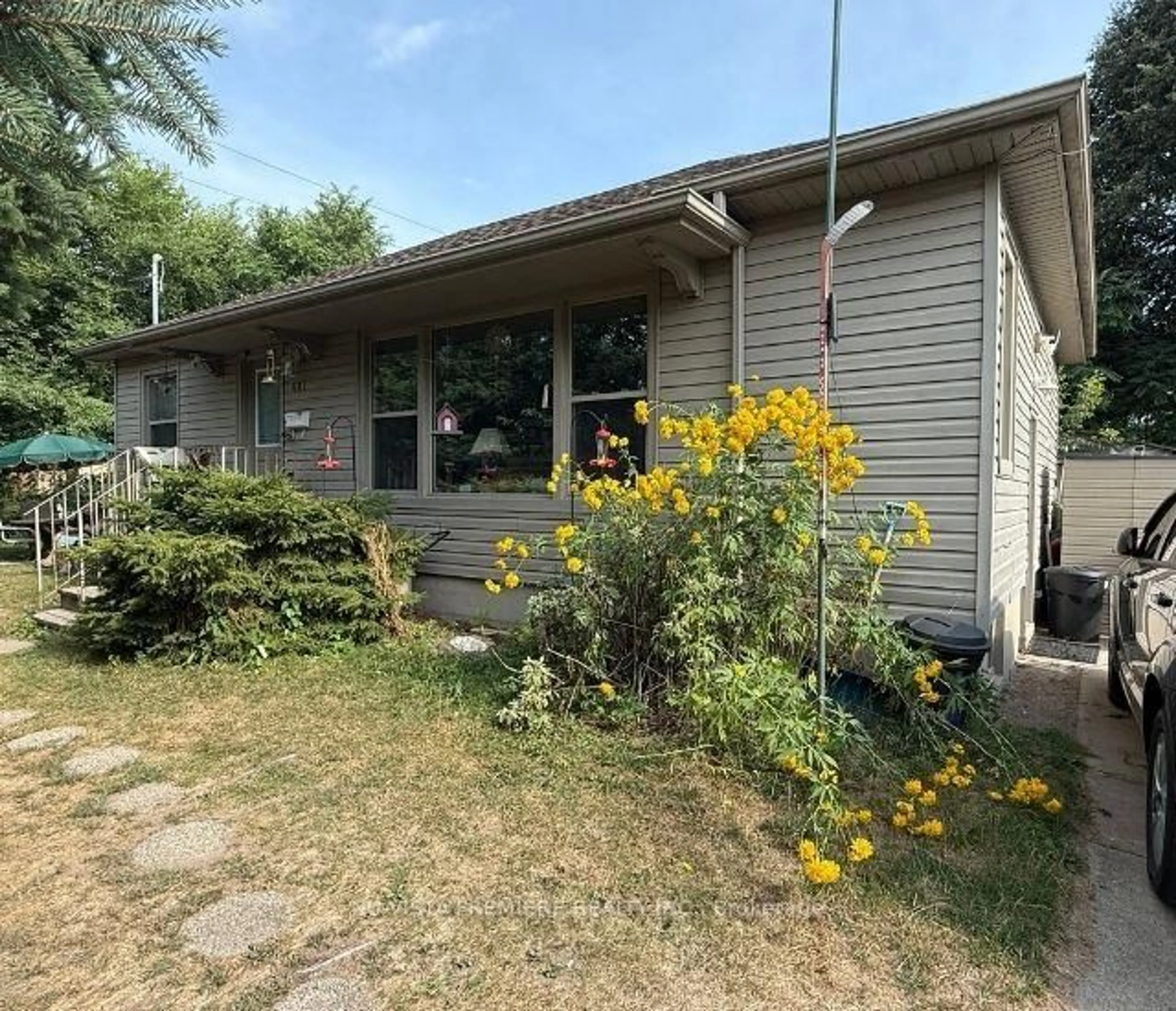 Unknown for 687 Cheapside St, London East Ontario N5Y 3Y3