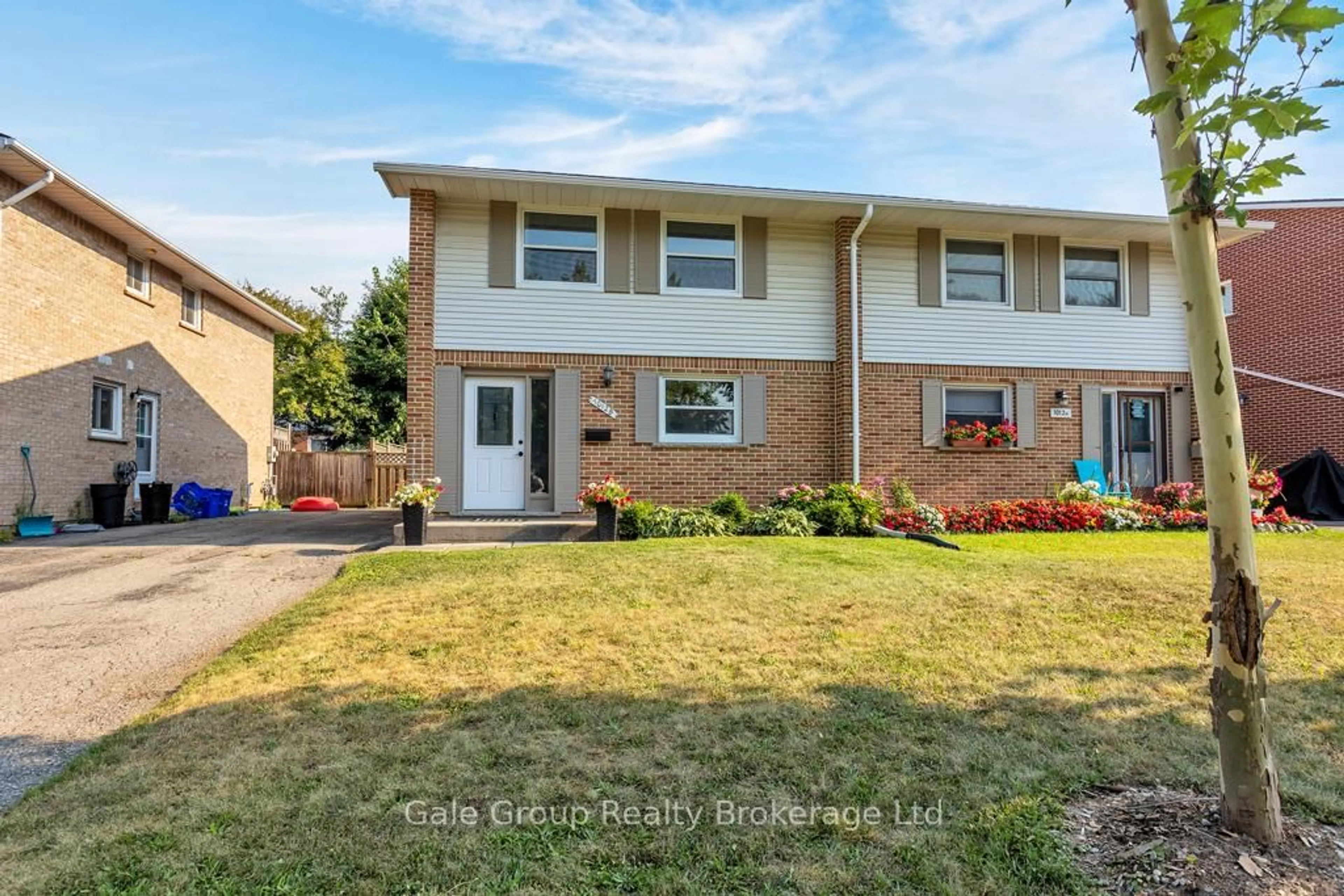 Home with vinyl exterior material, street for 1012B Nesbitt Cres, Woodstock Ontario N4S 7P1