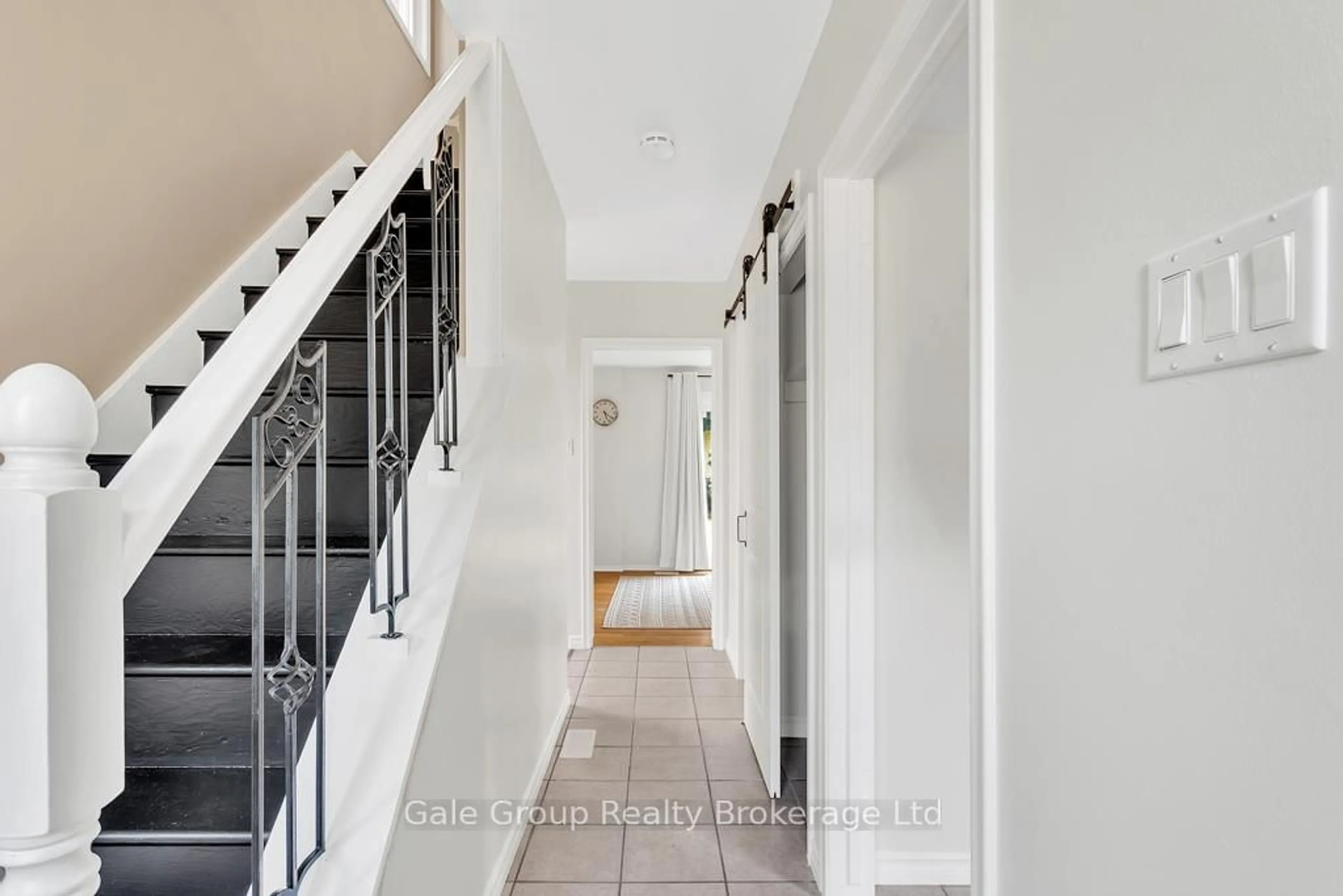 Indoor entryway for 1012B Nesbitt Cres, Woodstock Ontario N4S 7P1