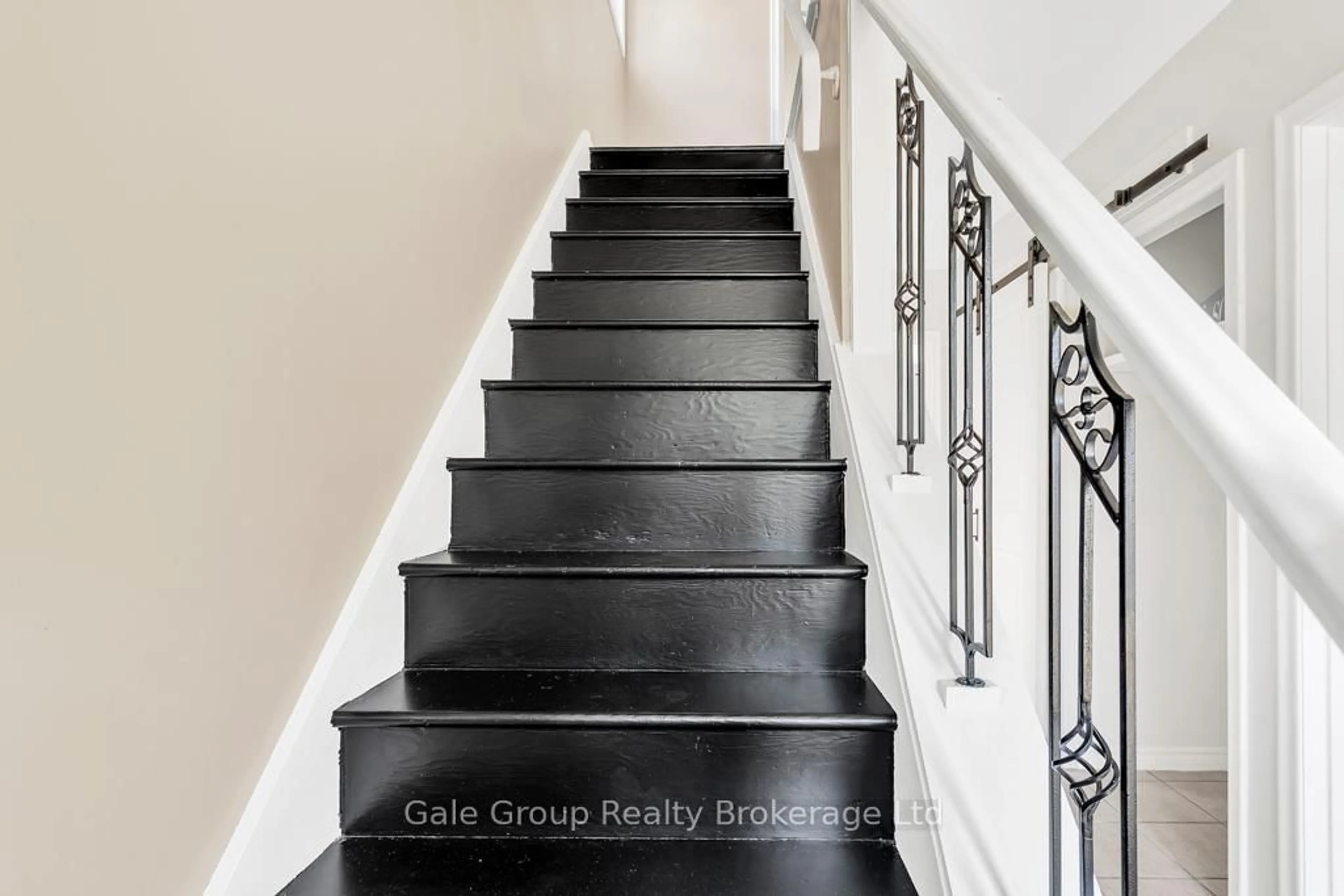 Stairs for 1012B Nesbitt Cres, Woodstock Ontario N4S 7P1