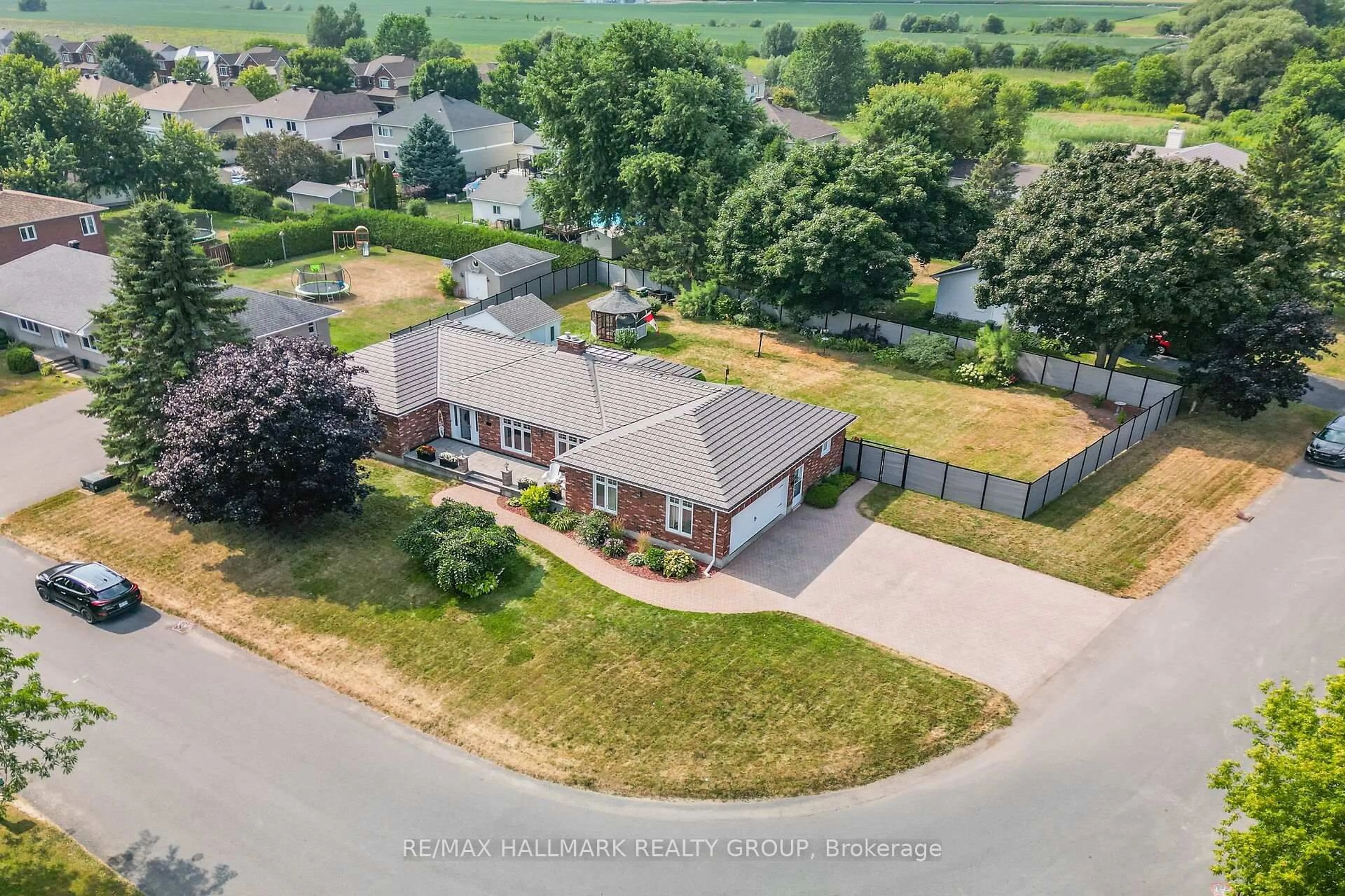 A pic from outside/outdoor area/front of a property/back of a property/a pic from drone, unknown for 11 Lamadeleine Blvd, Russell Ontario K0A 1W0