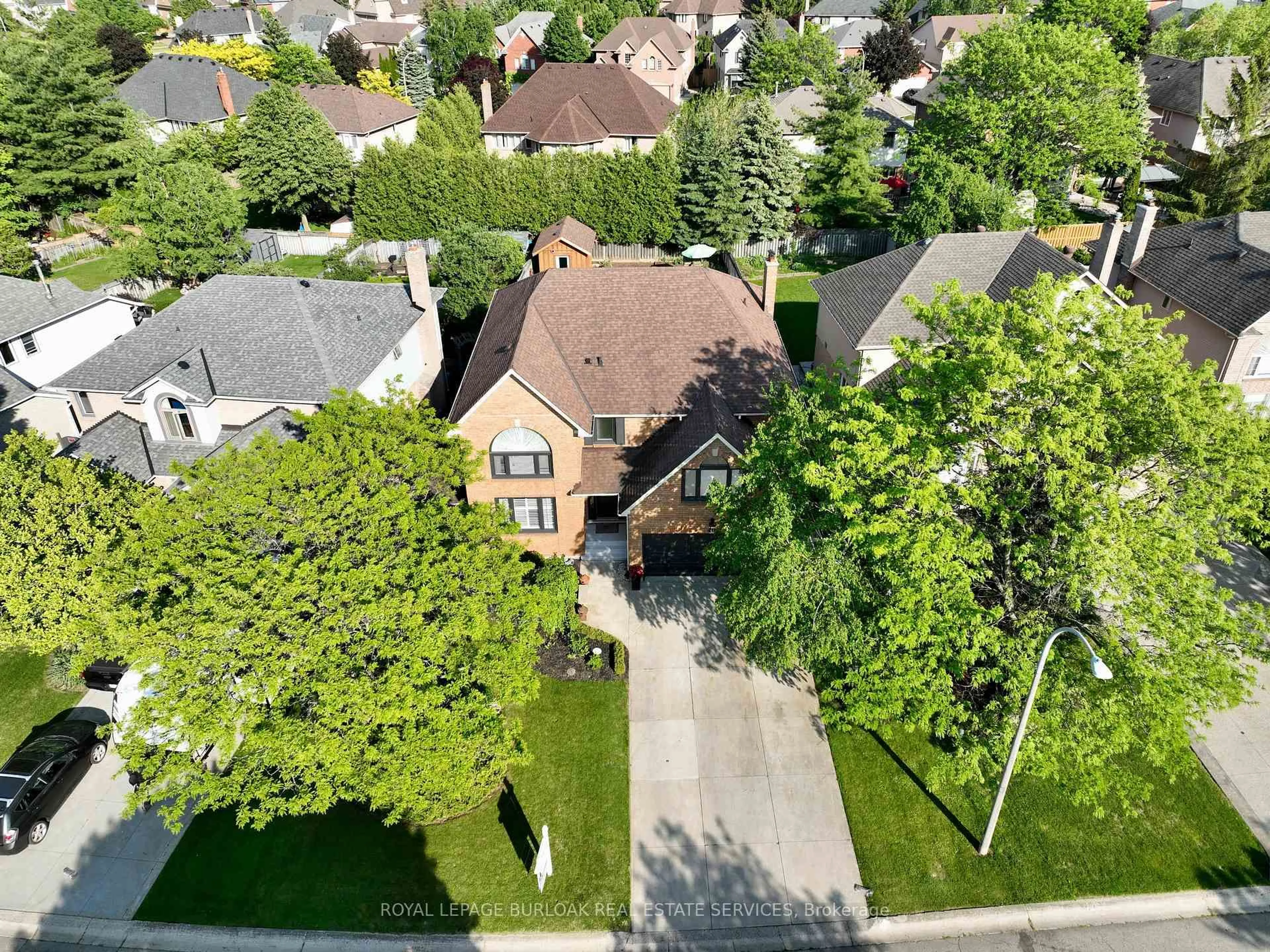 A pic from outside/outdoor area/front of a property/back of a property/a pic from drone, street for 40 Springfield Blvd, Hamilton Ontario L9K 1H8