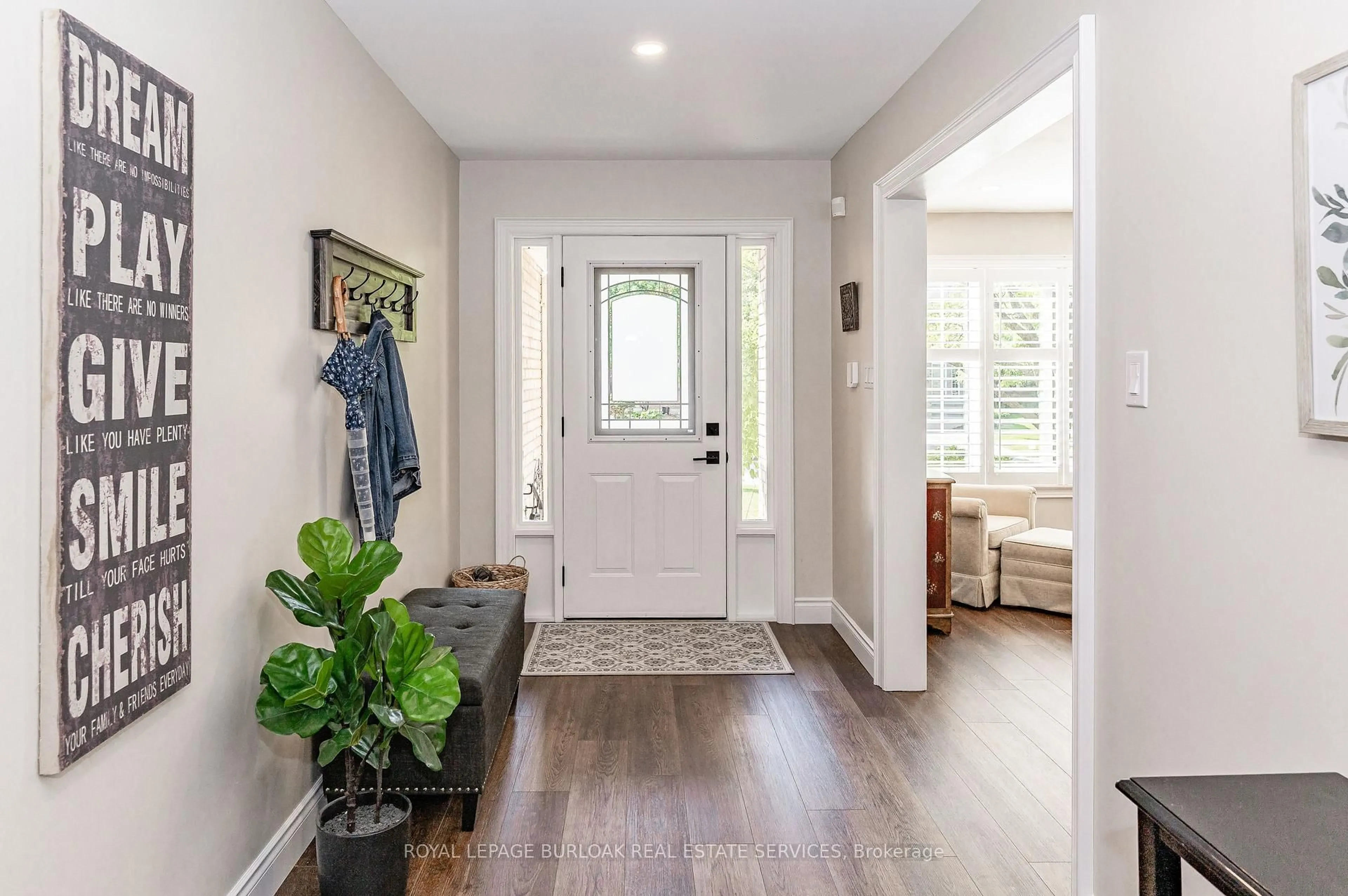 Indoor entryway for 40 Springfield Blvd, Hamilton Ontario L9K 1H8