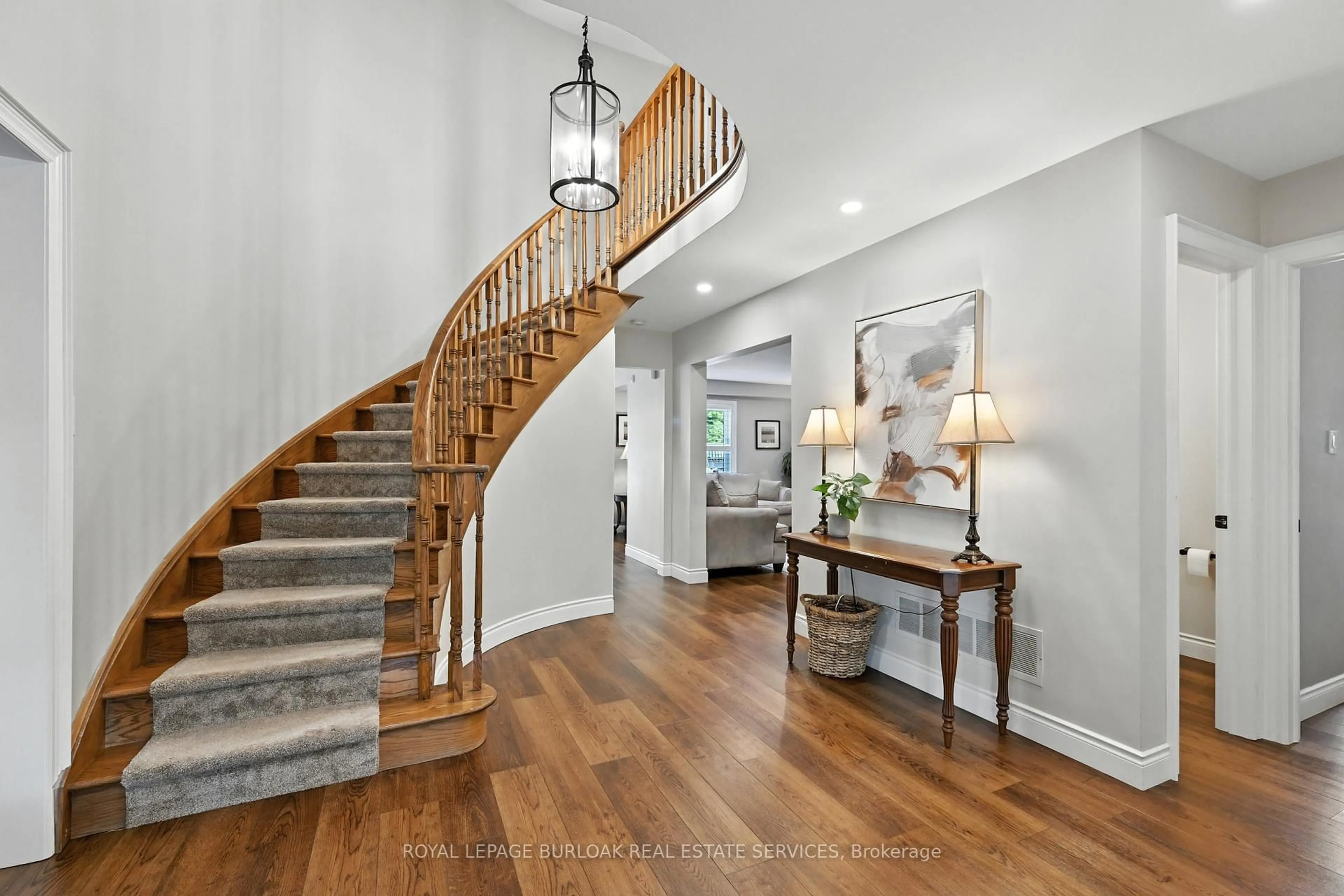 Indoor foyer for 40 Springfield Blvd, Hamilton Ontario L9K 1H8