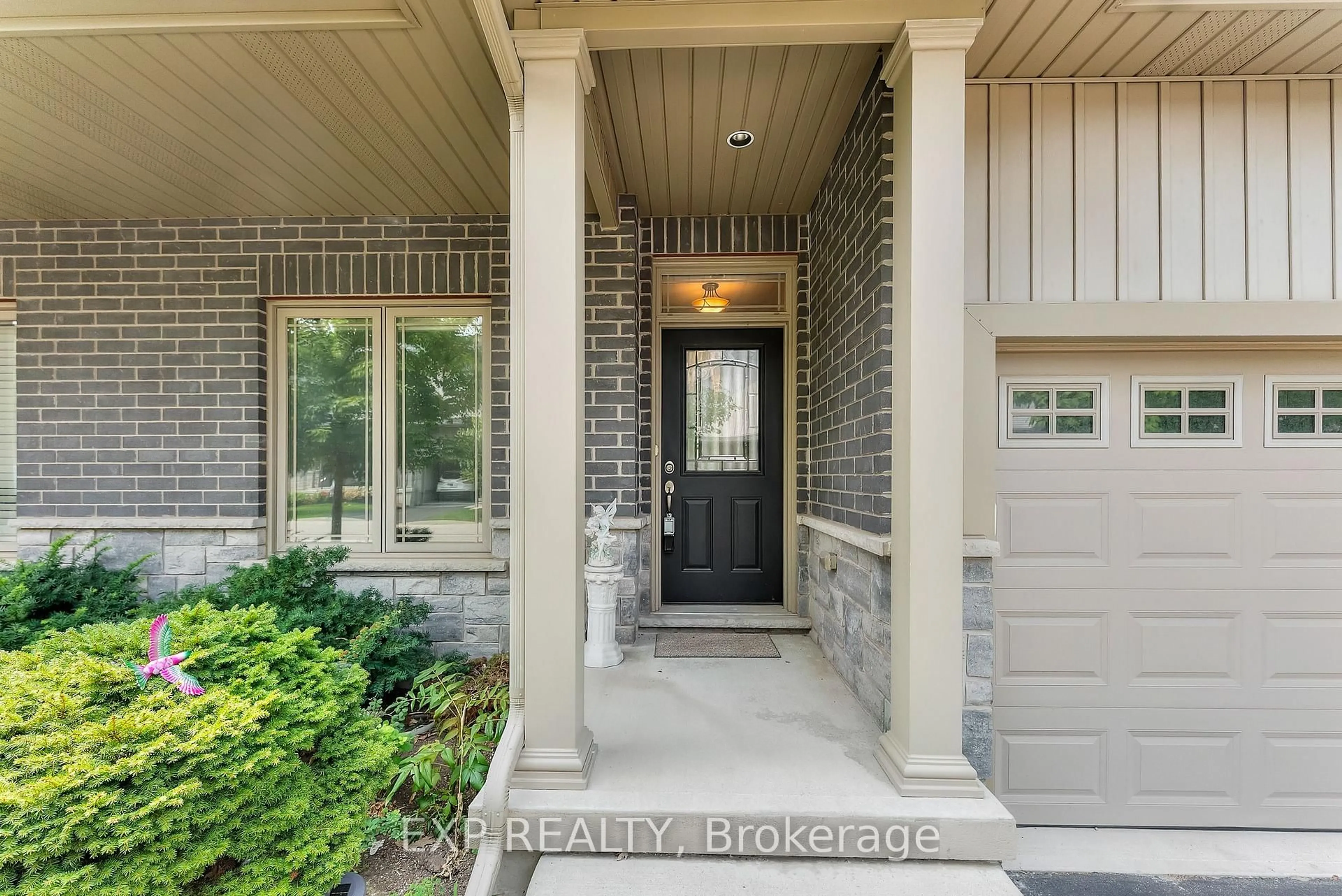 Indoor entryway for 5490 Prince Edward Ave #4, Niagara Falls Ontario L2G 0G5
