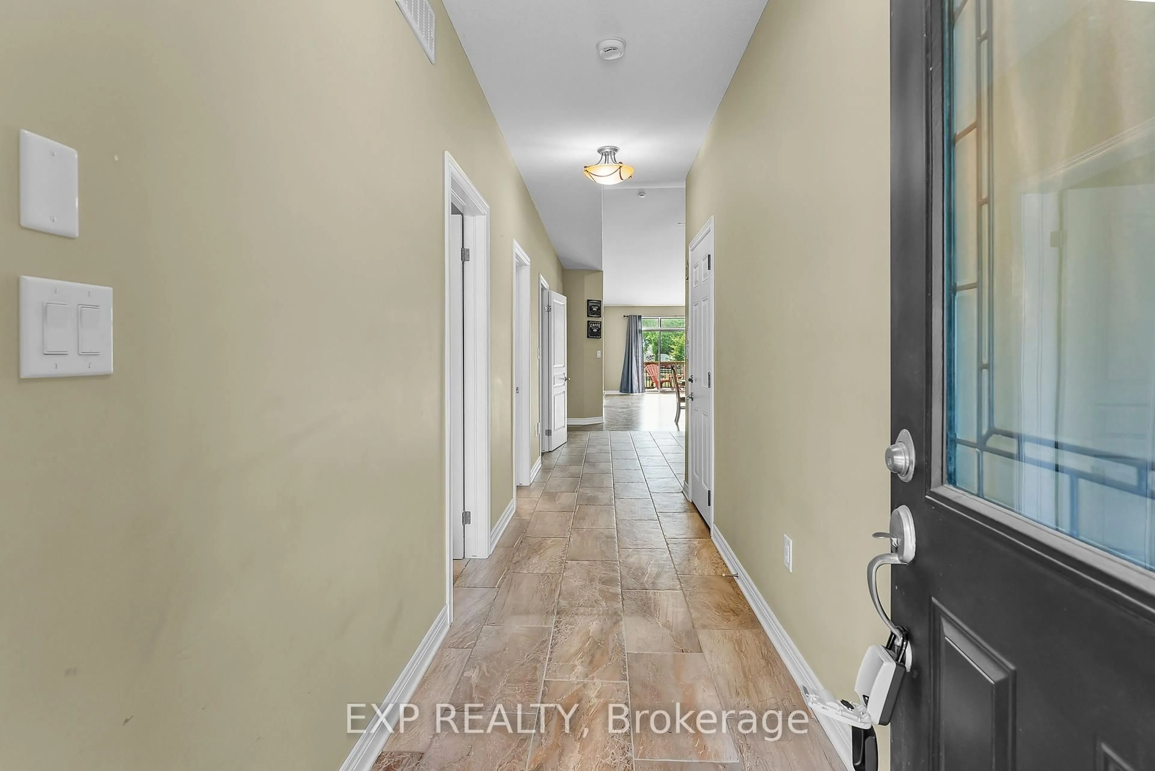 Indoor entryway for 5490 Prince Edward Ave #4, Niagara Falls Ontario L2G 0G5