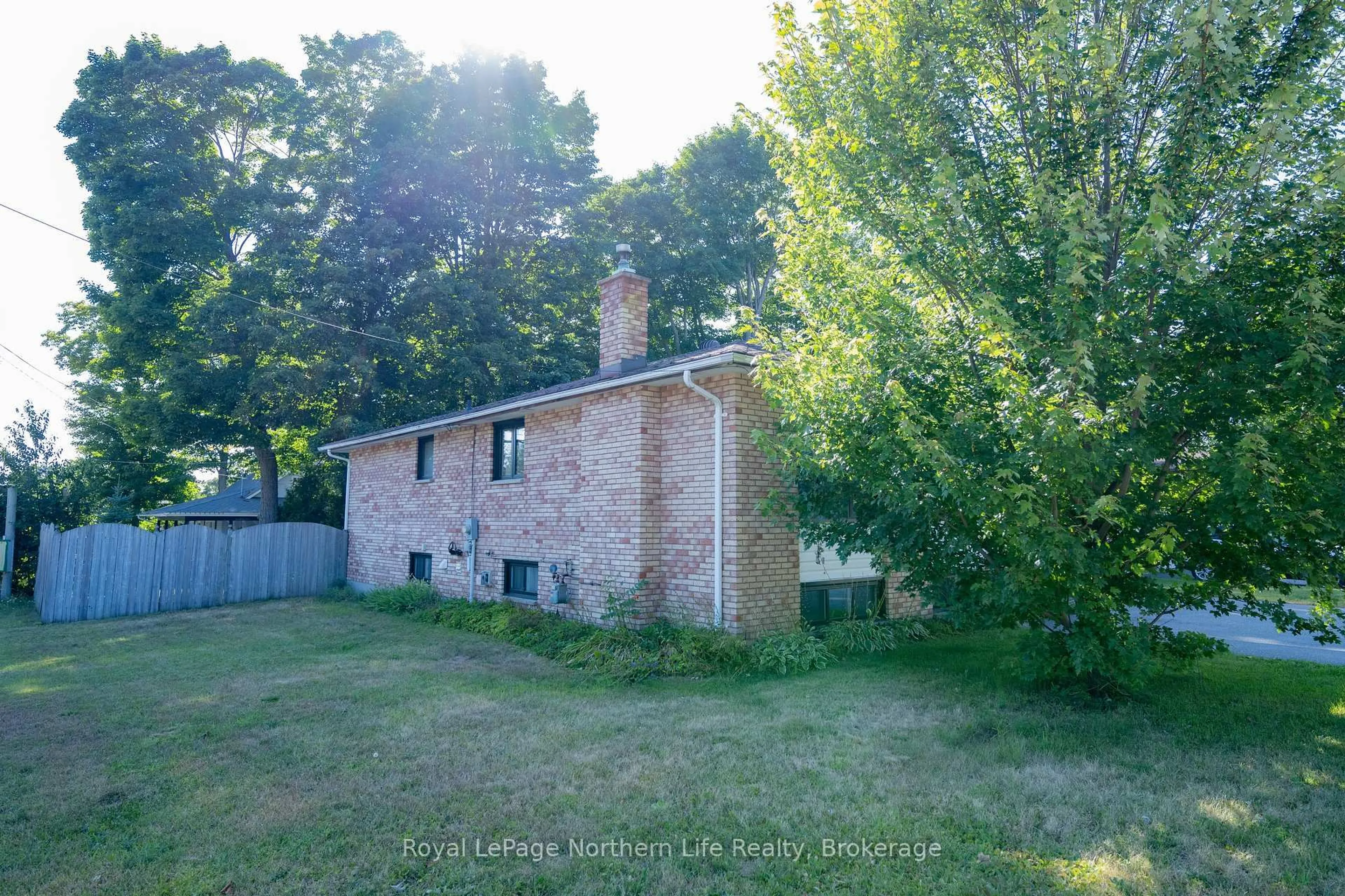 A pic from outside/outdoor area/front of a property/back of a property/a pic from drone, unknown for 195 Pearce St, North Bay Ontario P1C 1H1