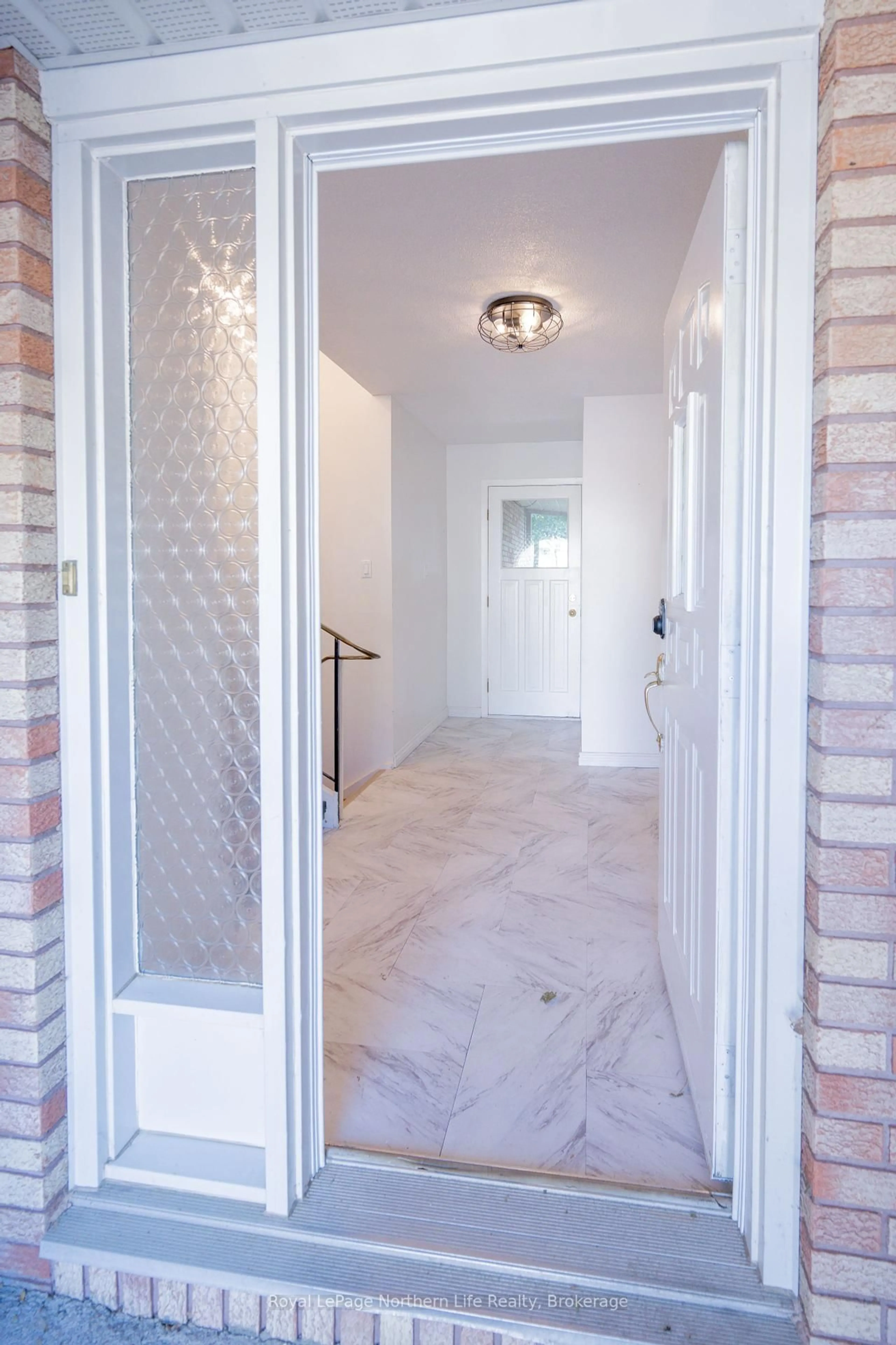 Indoor entryway for 195 Pearce St, North Bay Ontario P1C 1H1