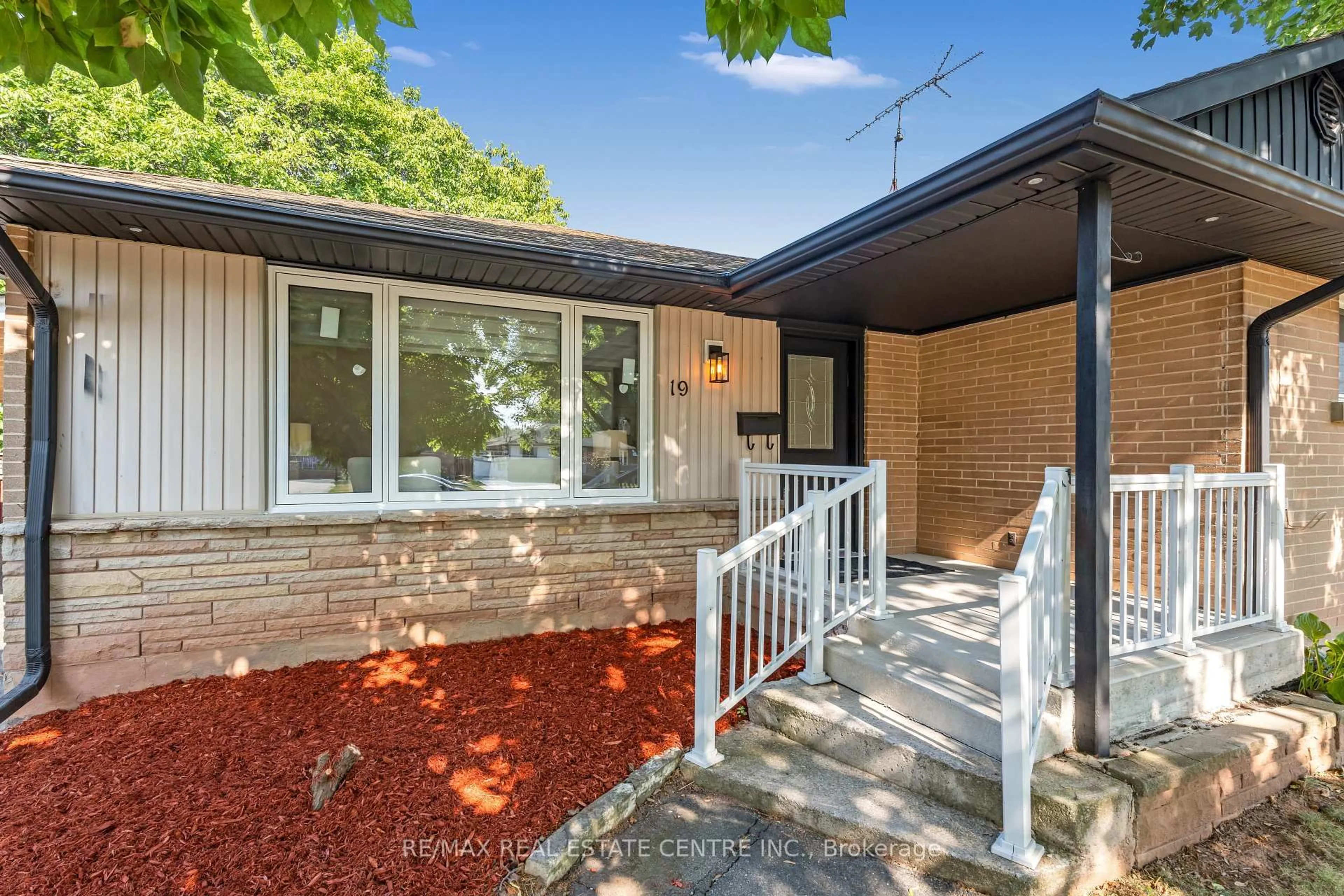 Home with brick exterior material, street for 19 Old Orchard Ave, Grimsby Ontario L3M 3H9