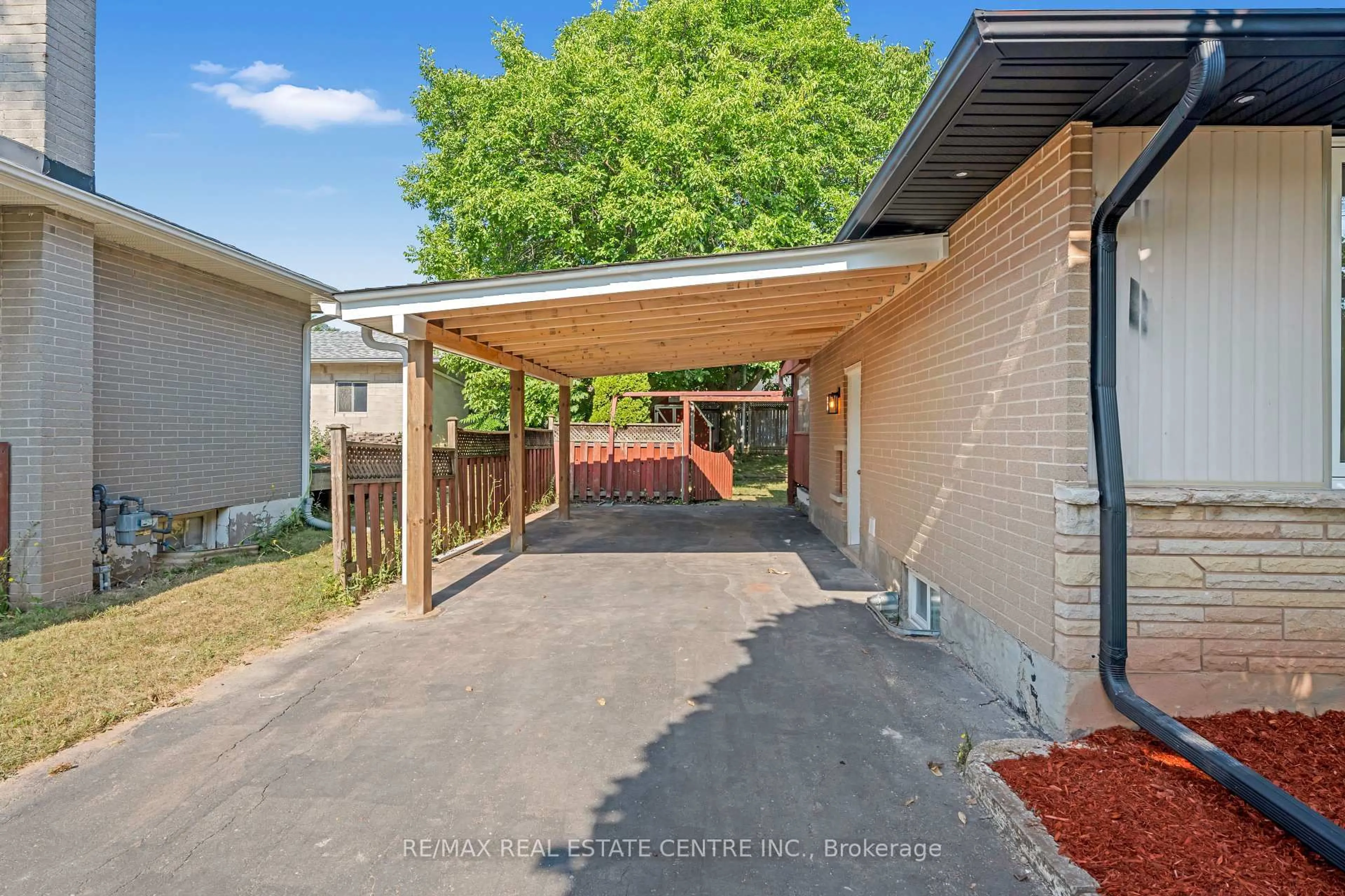 A pic from outside/outdoor area/front of a property/back of a property/a pic from drone, street for 19 Old Orchard Ave, Grimsby Ontario L3M 3H9