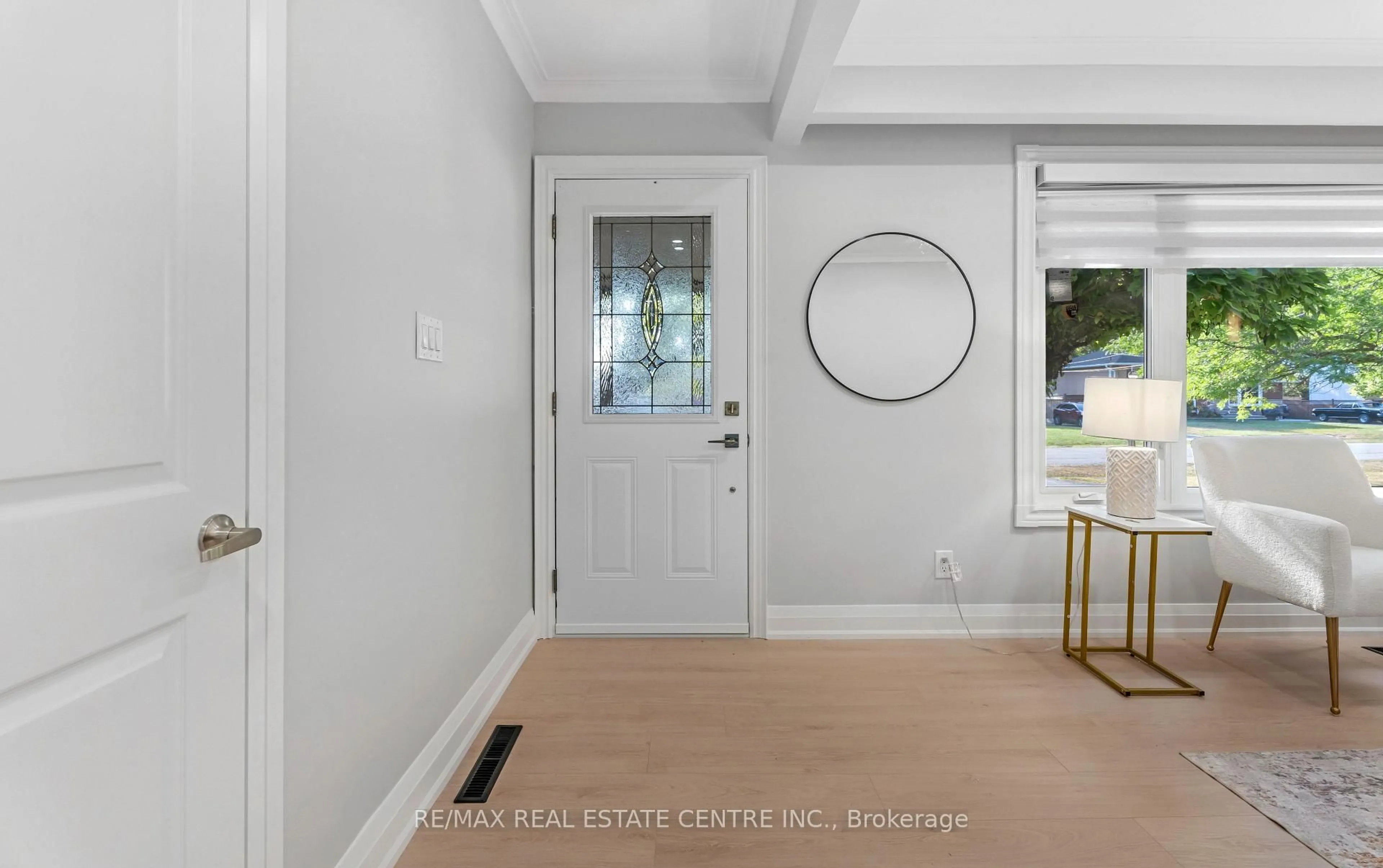 Indoor entryway for 19 Old Orchard Ave, Grimsby Ontario L3M 3H9