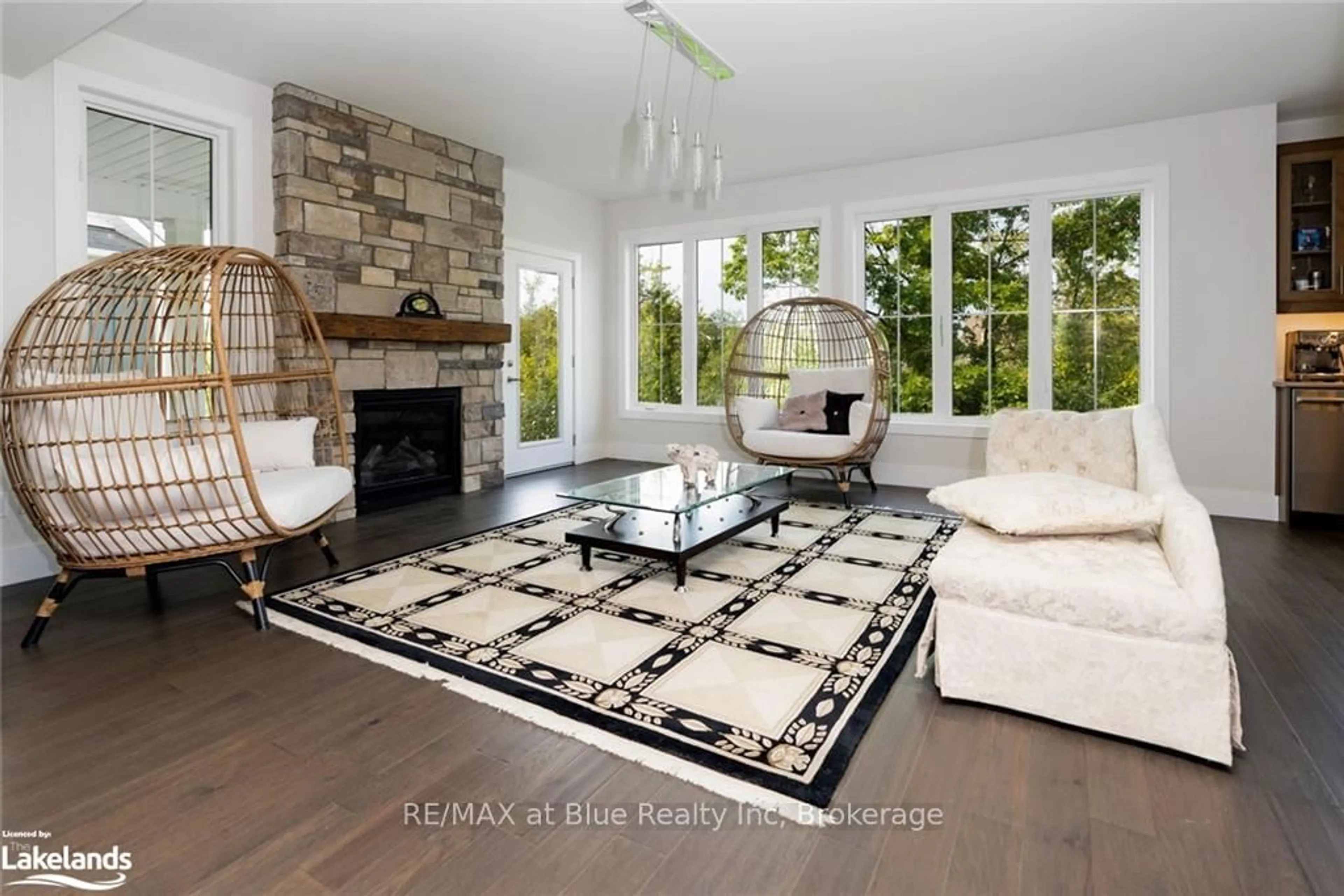 Living room with furniture, ceramic/tile floor for 364 Yellow Birch Cres, Blue Mountains Ontario L9Y 0Y5