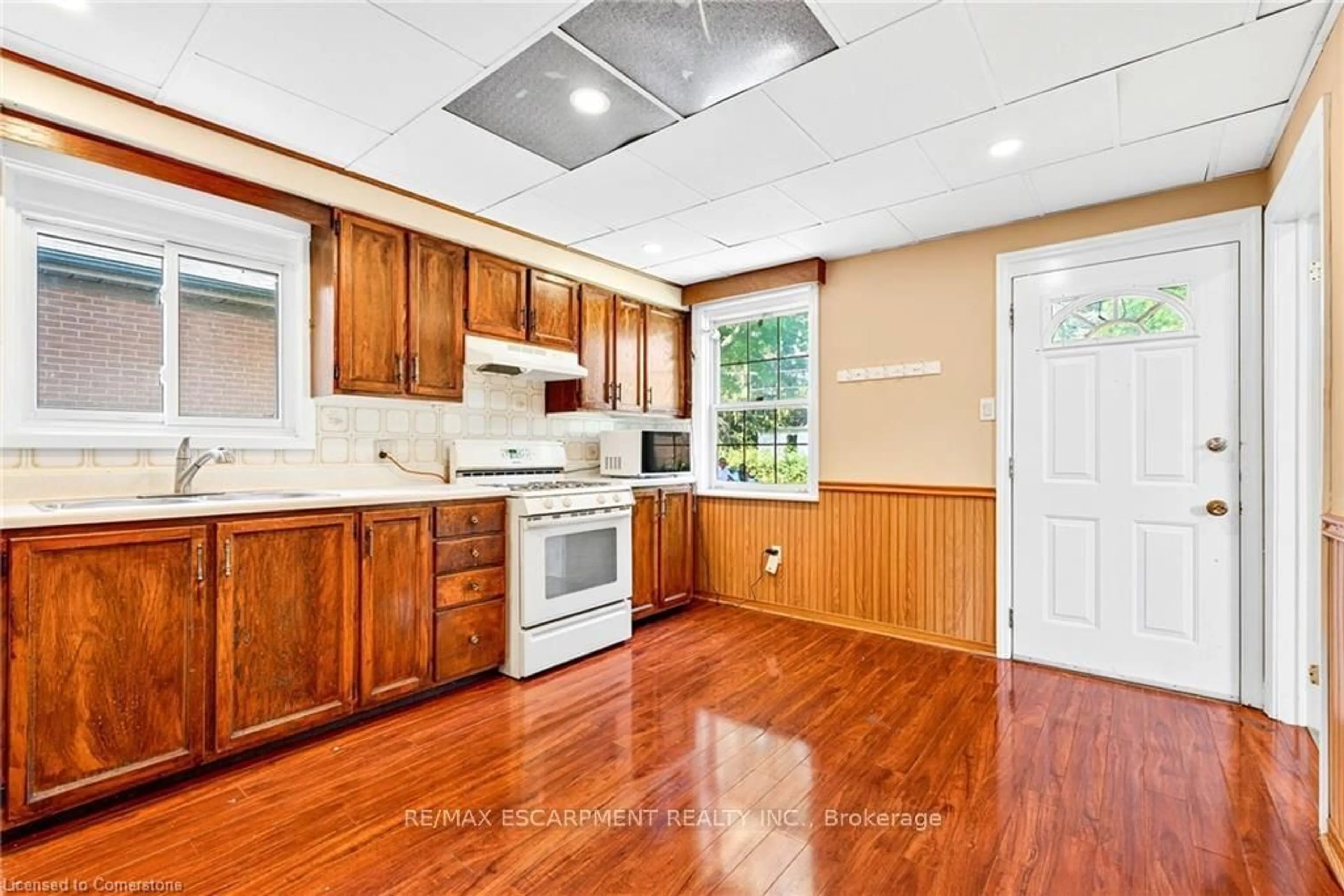 Standard kitchen, unknown for 111 Leland St, Hamilton Ontario L8S 3A3