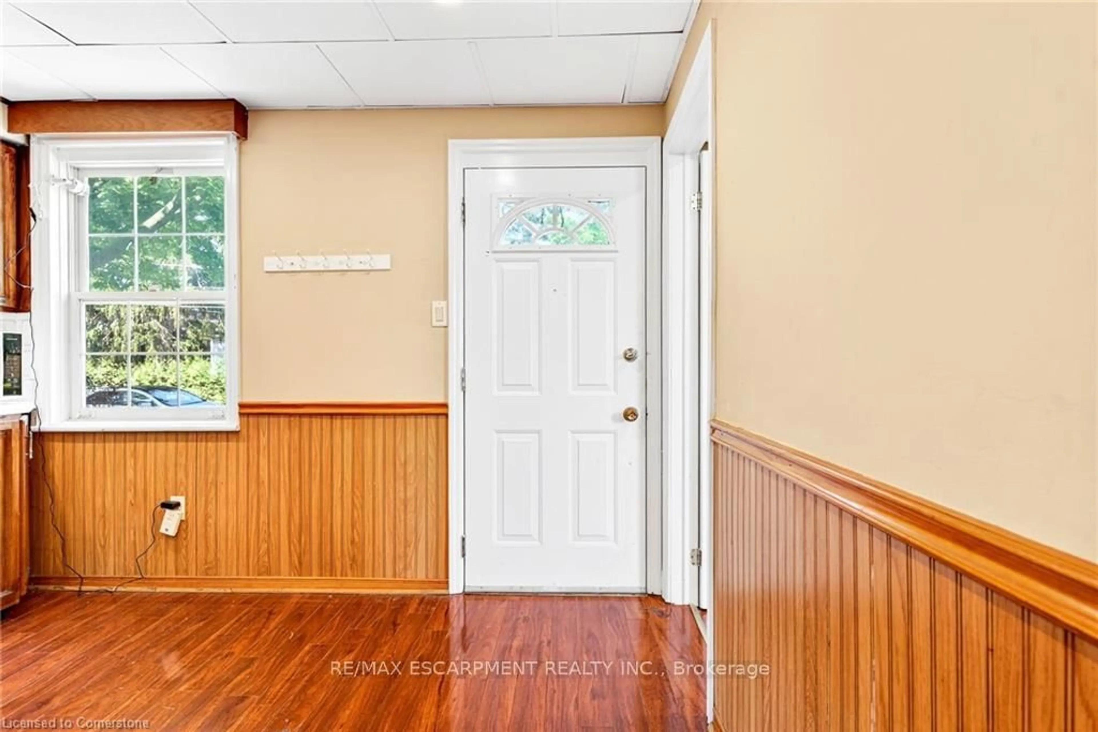 Indoor entryway for 111 Leland St, Hamilton Ontario L8S 3A3