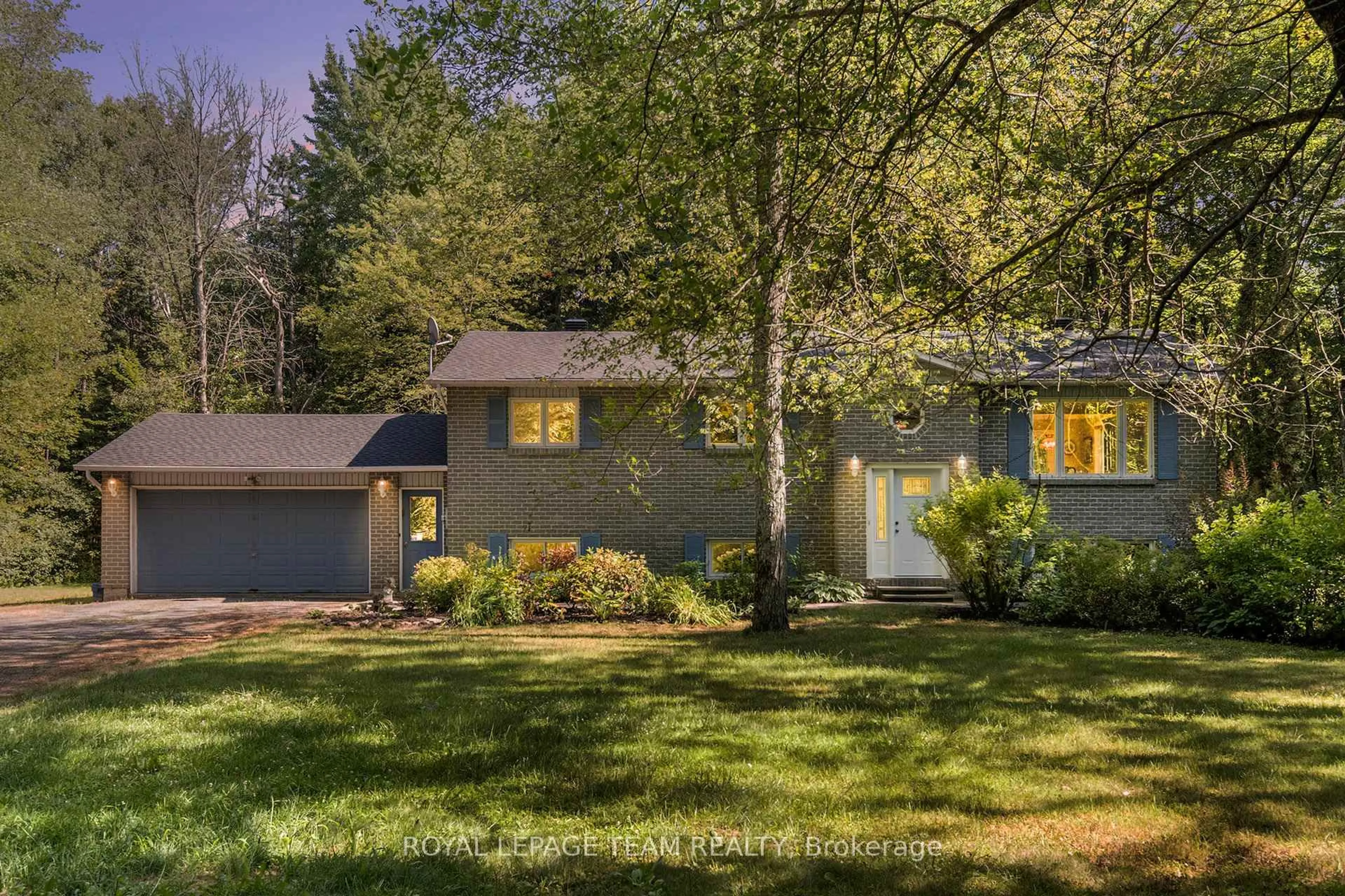 Home with vinyl exterior material, street for 6814 Franktown Rd, Richmond Ontario K0A 2Z0