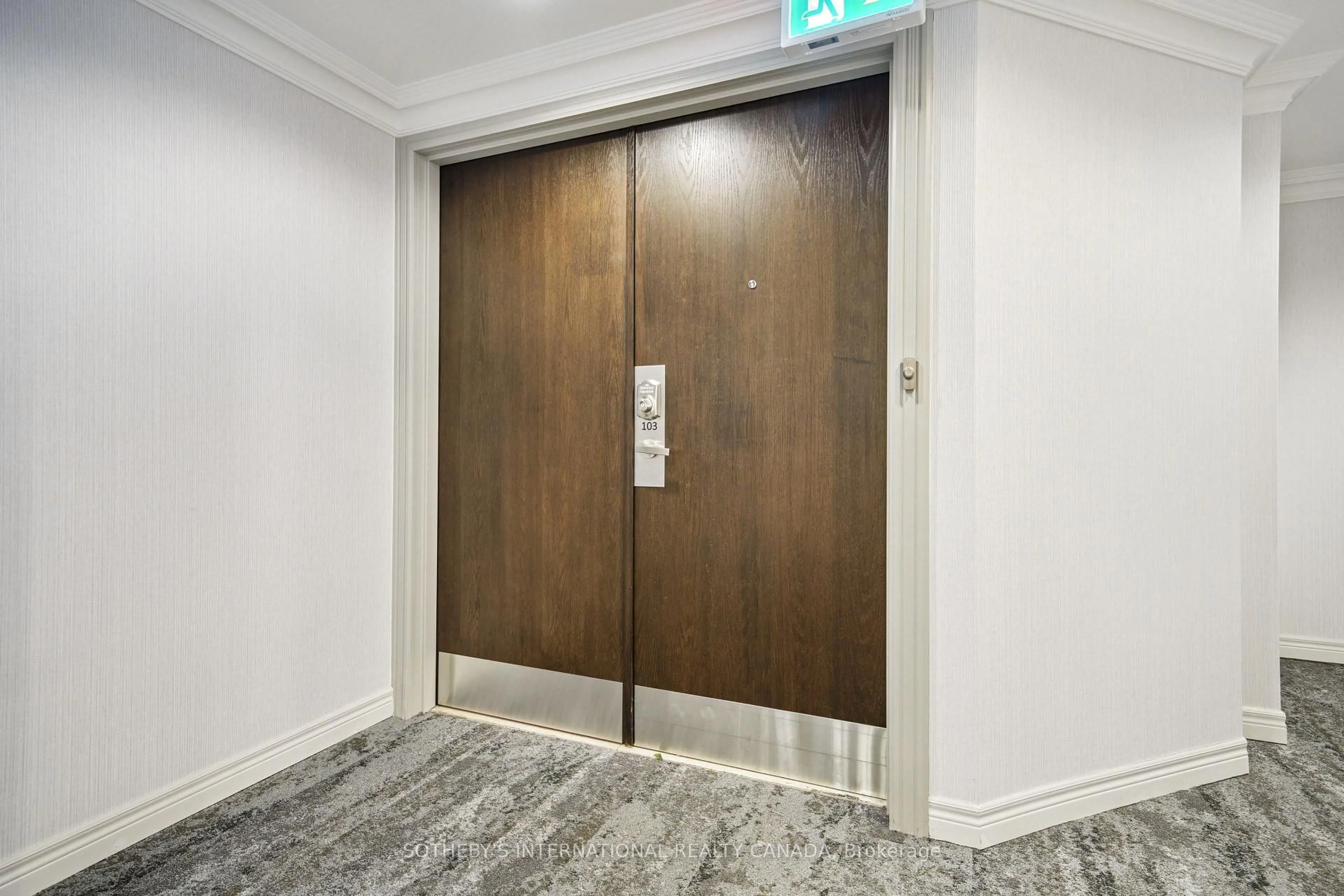 Indoor foyer for 2000 Creekside Dr #103, Hamilton Ontario L9H 7S7