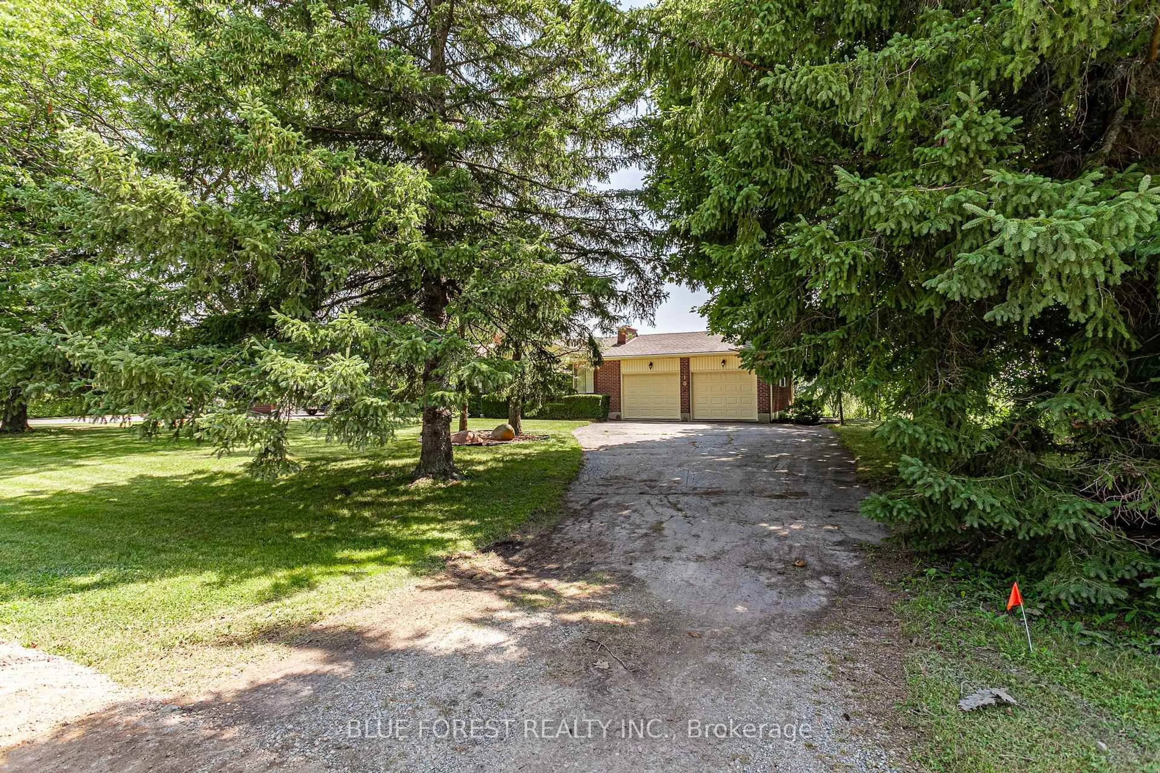 A pic from outside/outdoor area/front of a property/back of a property/a pic from drone, street for 4107 Crampton Dr, Thames Centre Ontario N0L 1V0
