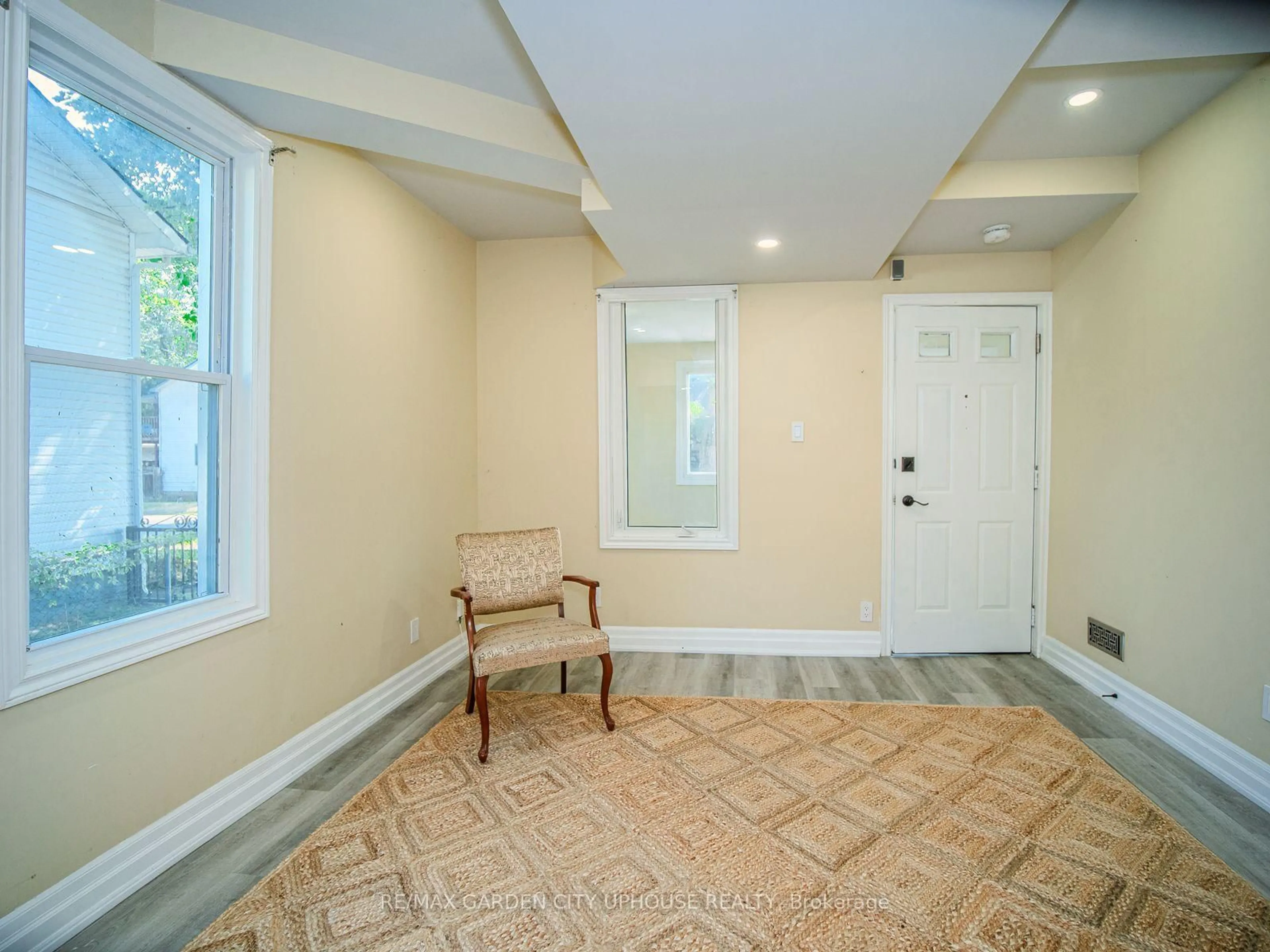 Indoor entryway for 54 Archange St, Fort Erie Ontario L2A 3K7