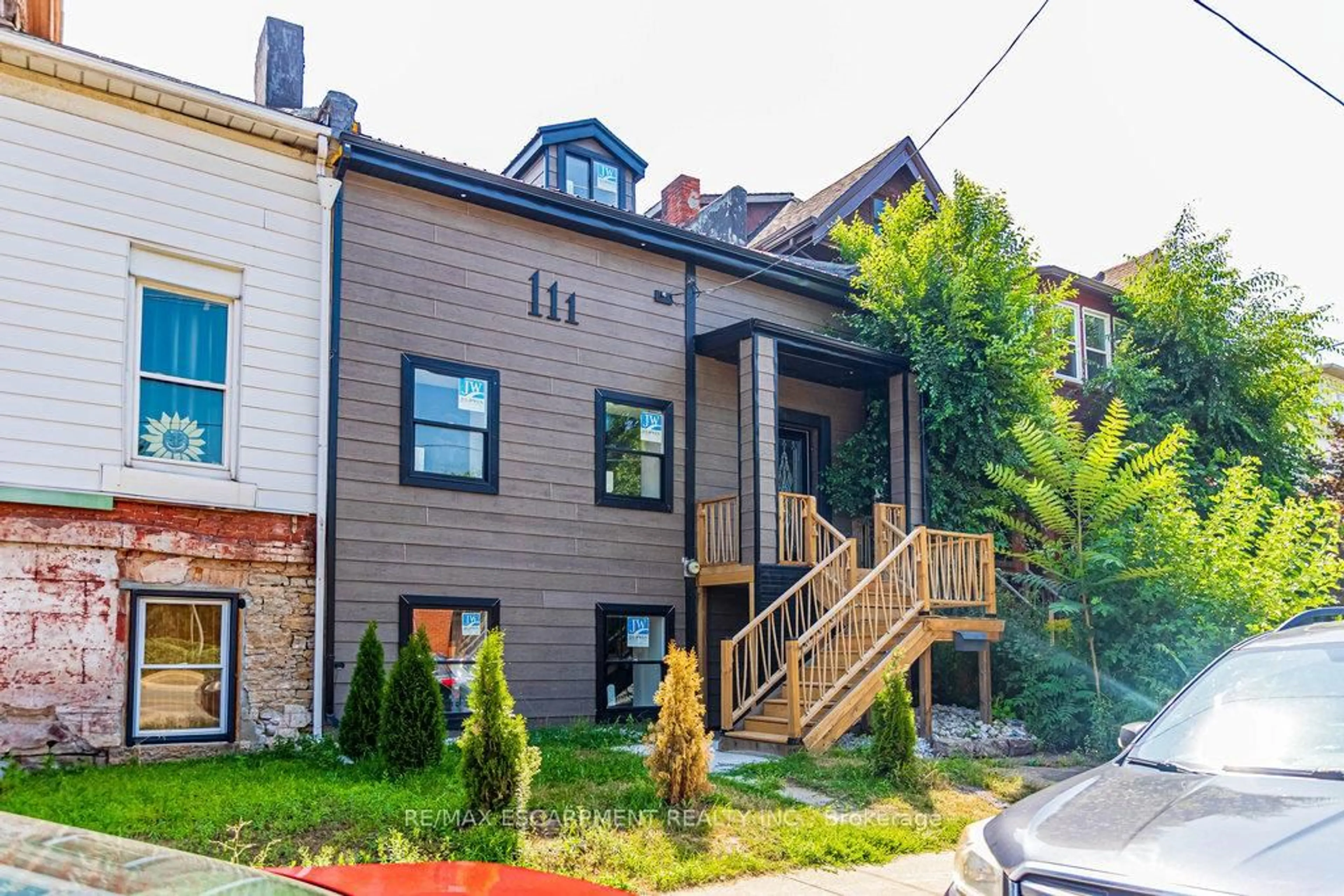 Patio, street for 111 Wellington St, Hamilton Ontario L8N 2R3