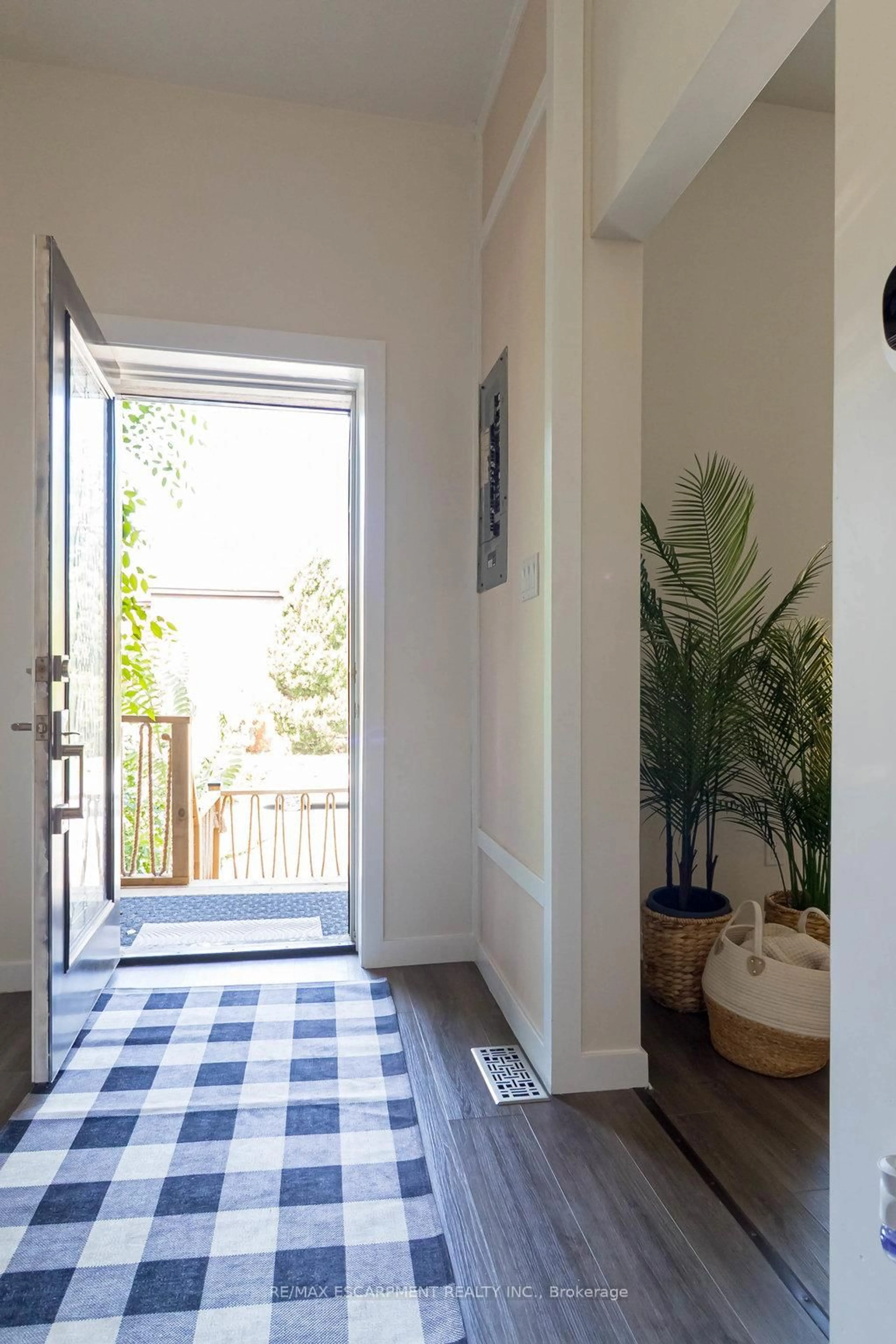 Indoor entryway for 111 Wellington St, Hamilton Ontario L8N 2R3