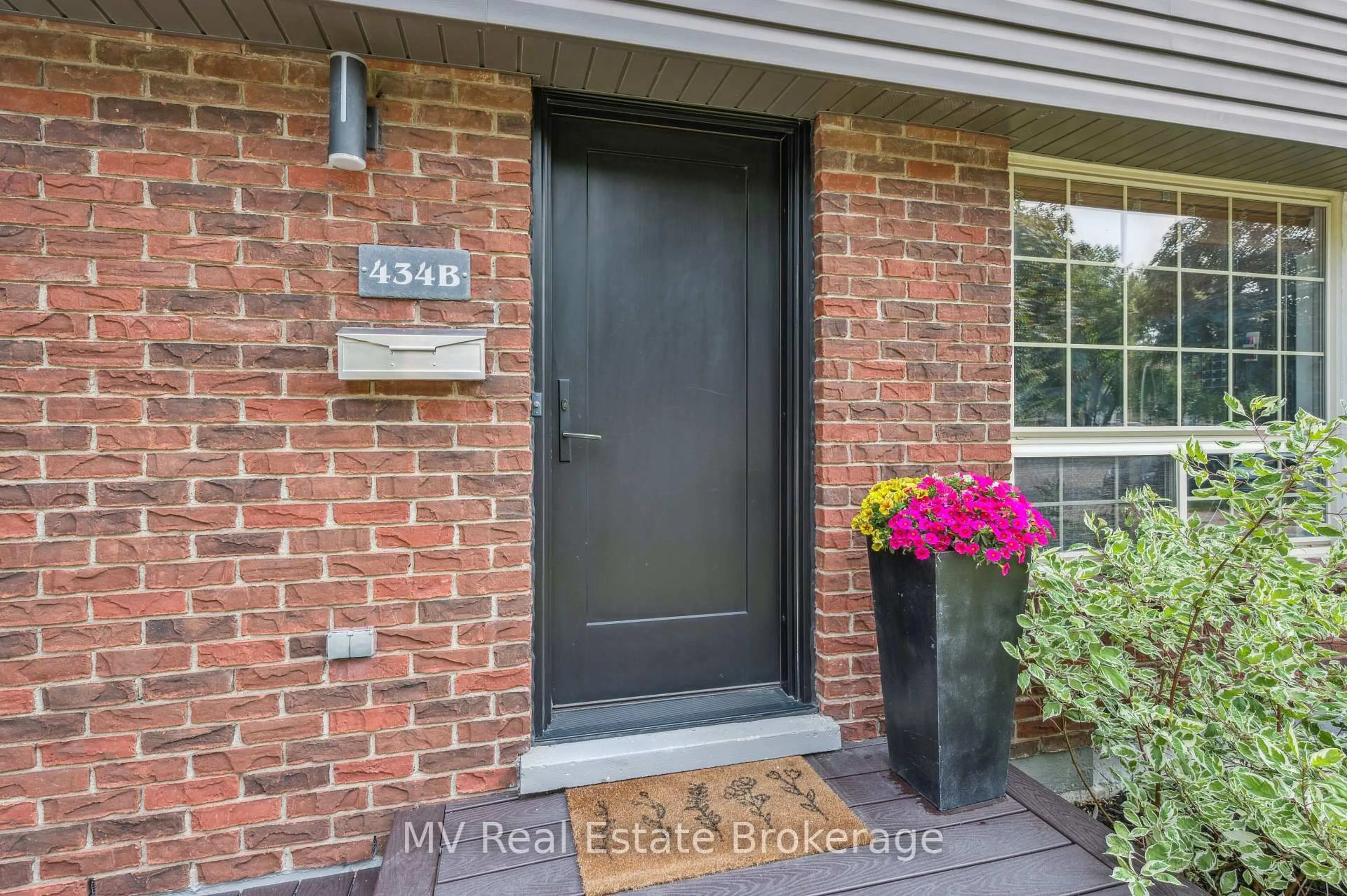 Indoor entryway for 434B Dunvegan Dr, Waterloo Ontario N2K 2C7