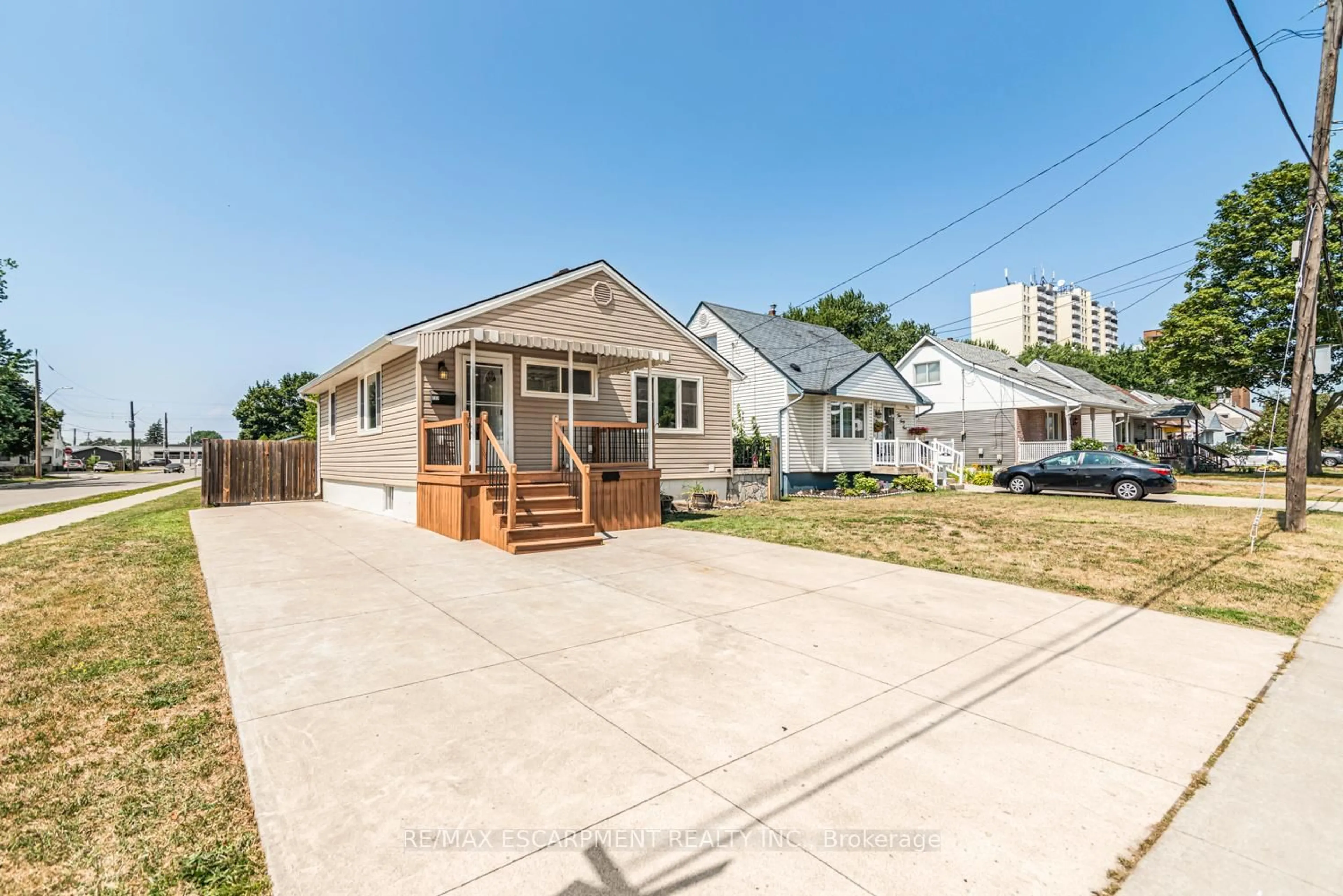 Home with vinyl exterior material, street for 237 Adair Ave, Hamilton Ontario L8H 6B3