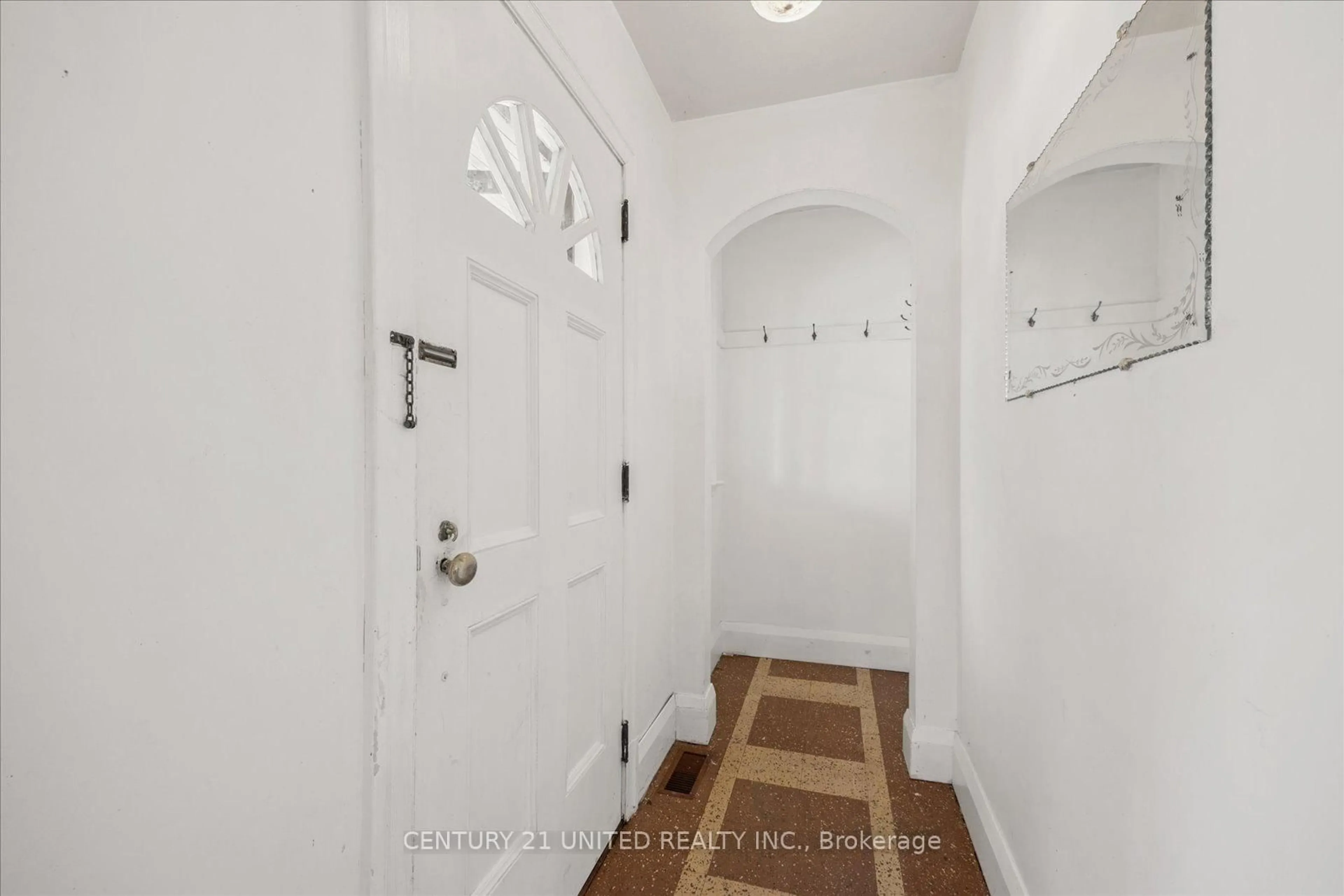 Indoor entryway for 280 Mark St, Peterborough East Ontario K9H 1V4