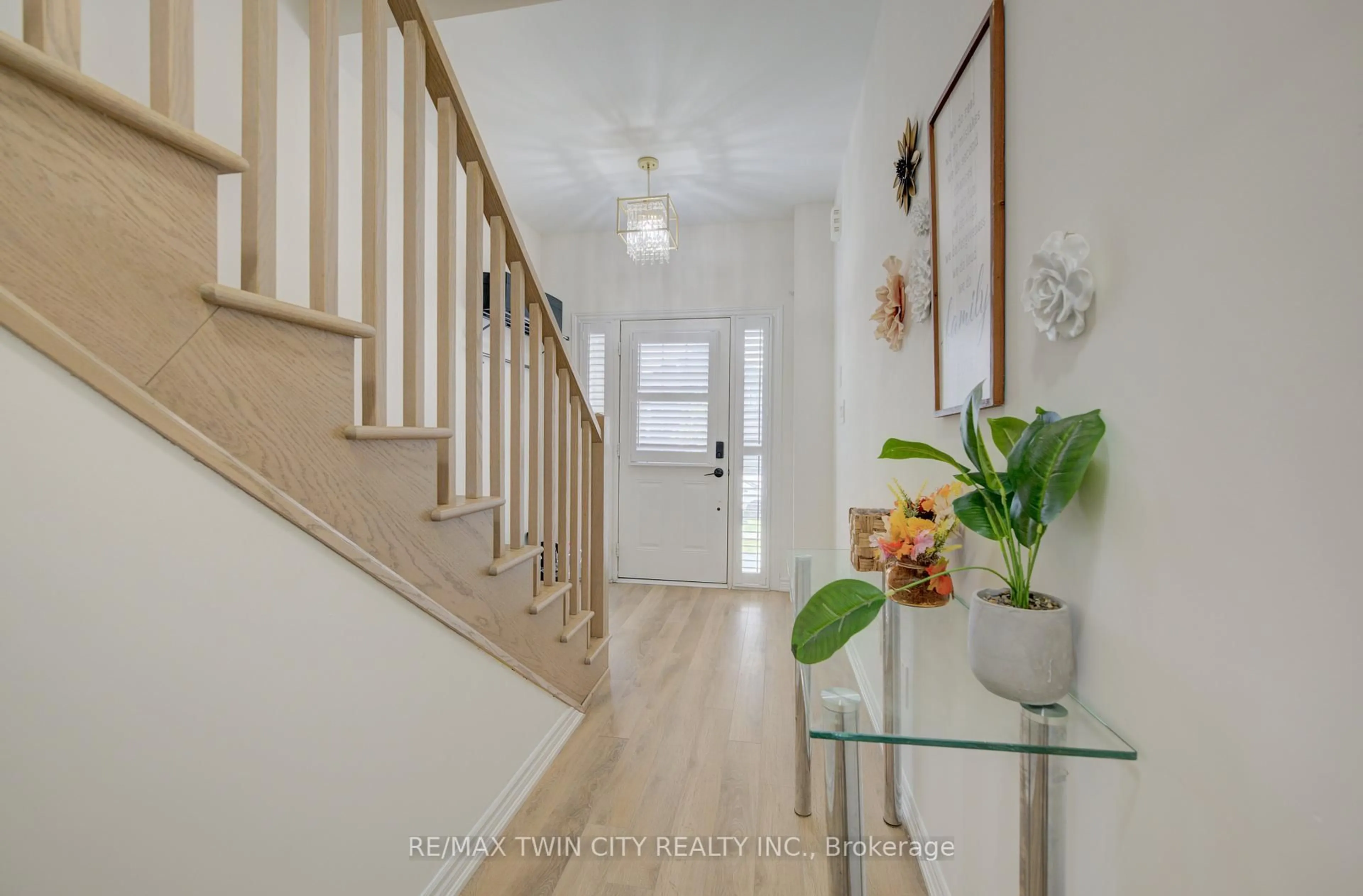 Indoor entryway for 8 Whitton Dr, Brant Ontario N3L 0L1