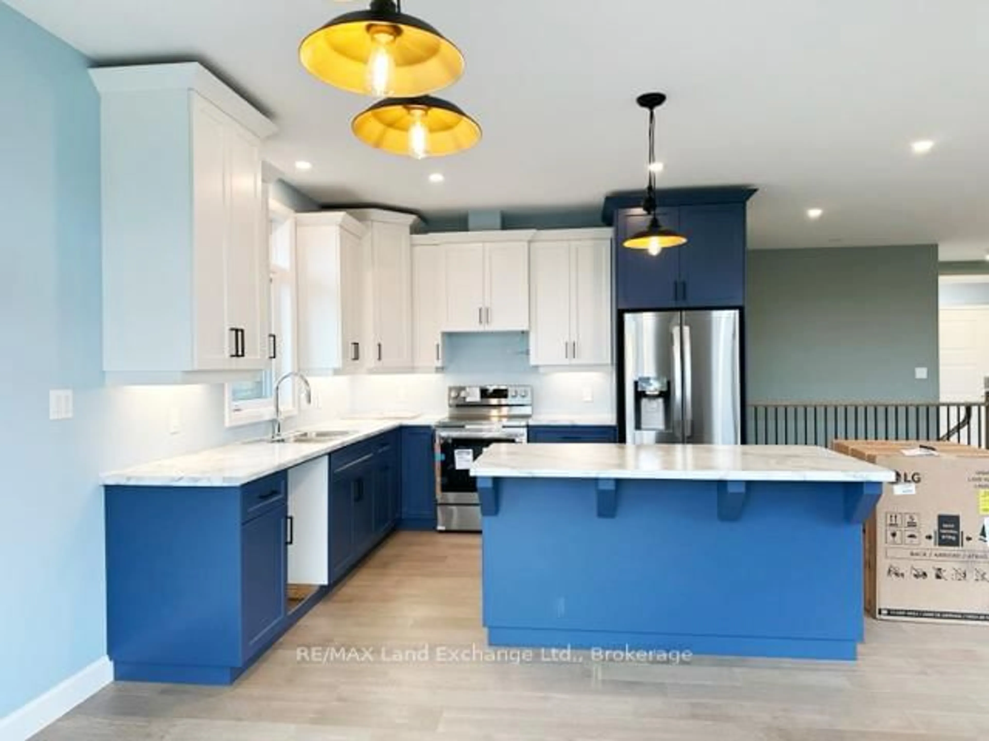 Contemporary kitchen, unknown for 354 Mclean Cres, Saugeen Shores Ontario N0H 2C3