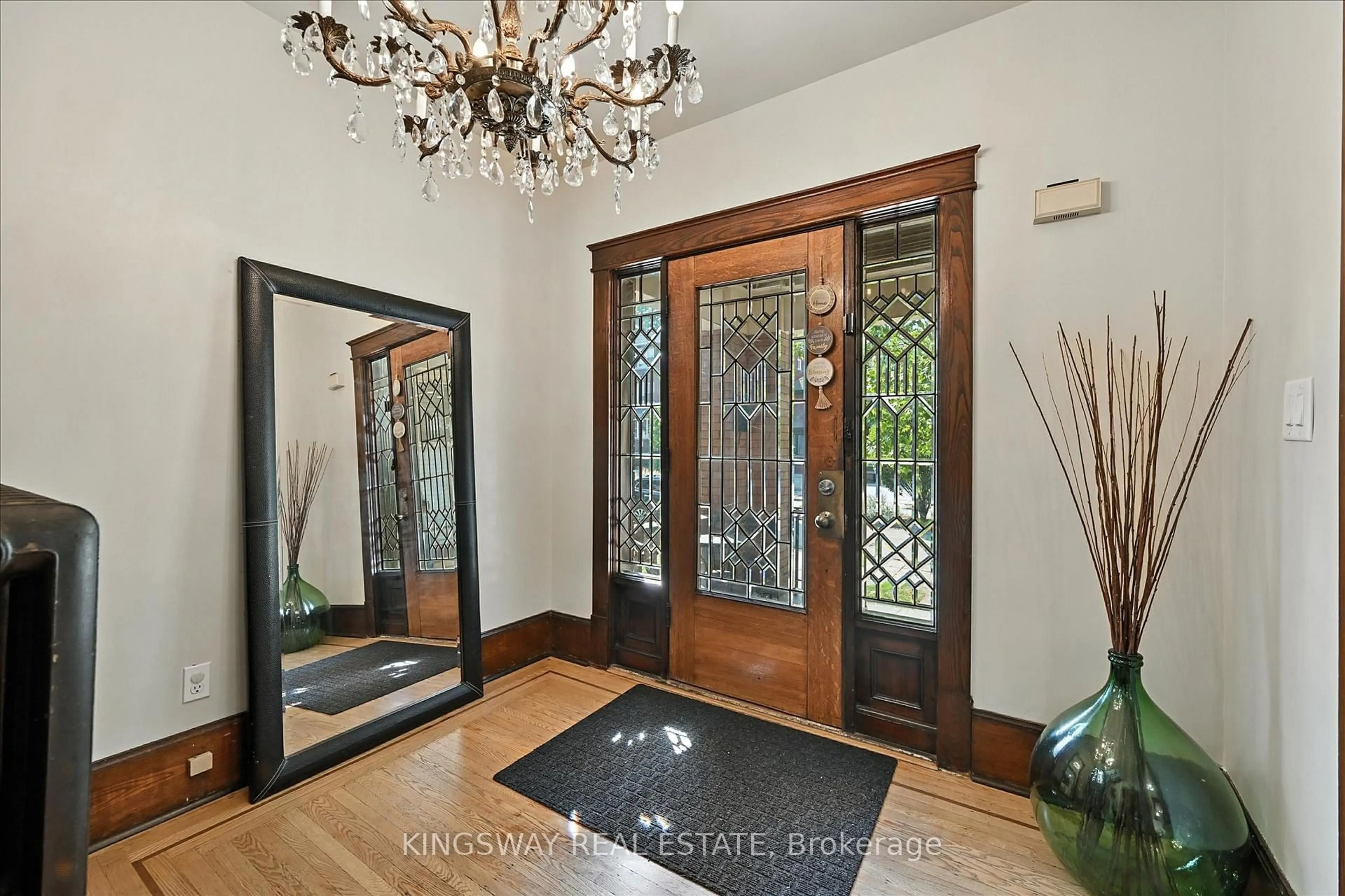 Indoor foyer for 77 Proctor Blvd, Hamilton Ontario L8M 2M5