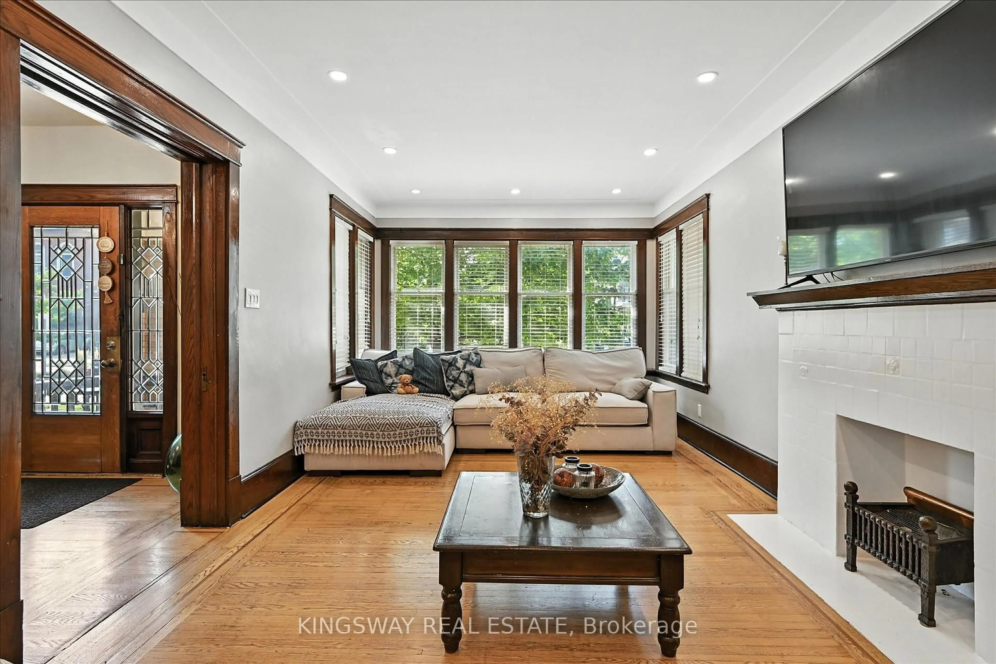 Living room with furniture, unknown for 77 Proctor Blvd, Hamilton Ontario L8M 2M5