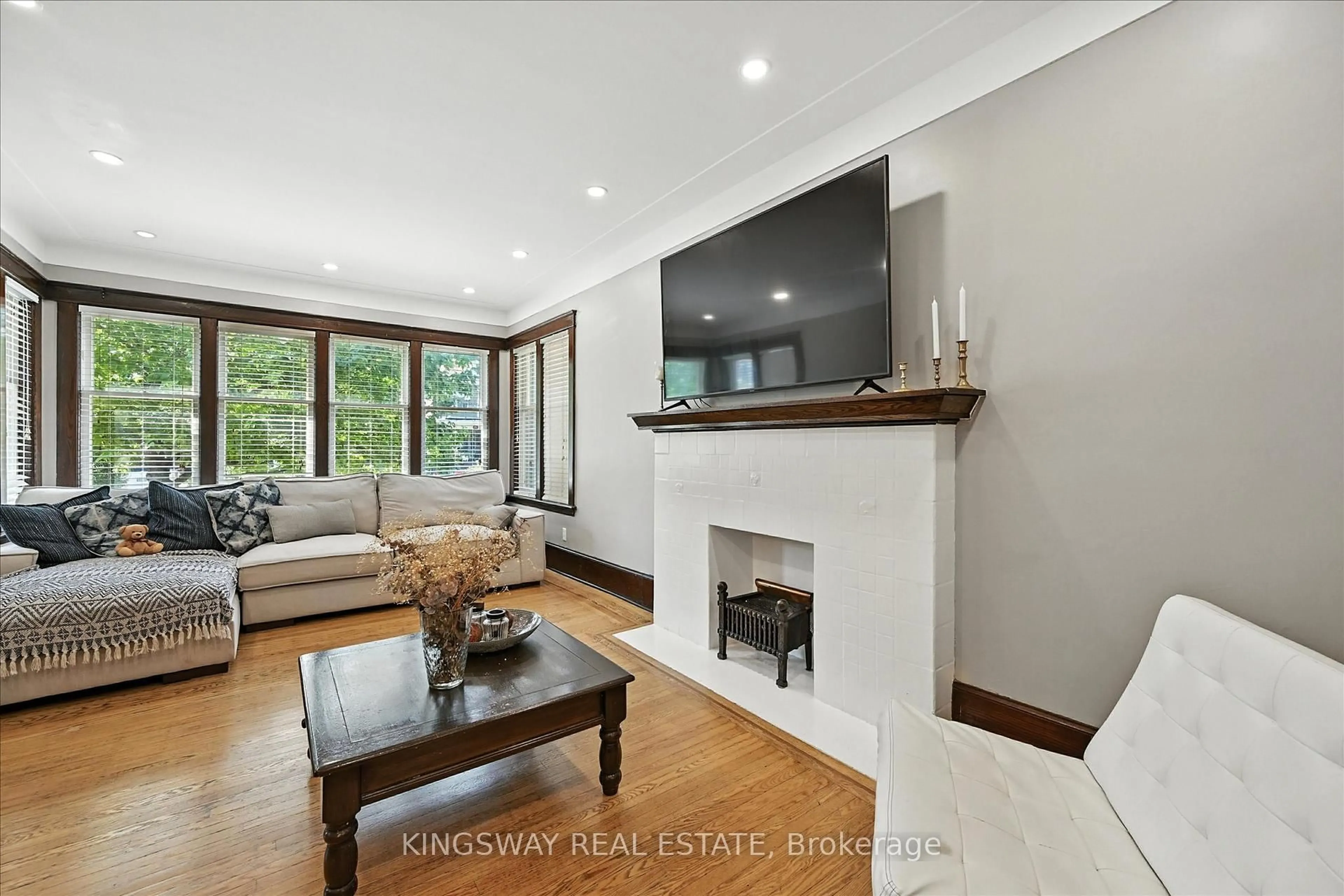 Living room with furniture, unknown for 77 Proctor Blvd, Hamilton Ontario L8M 2M5