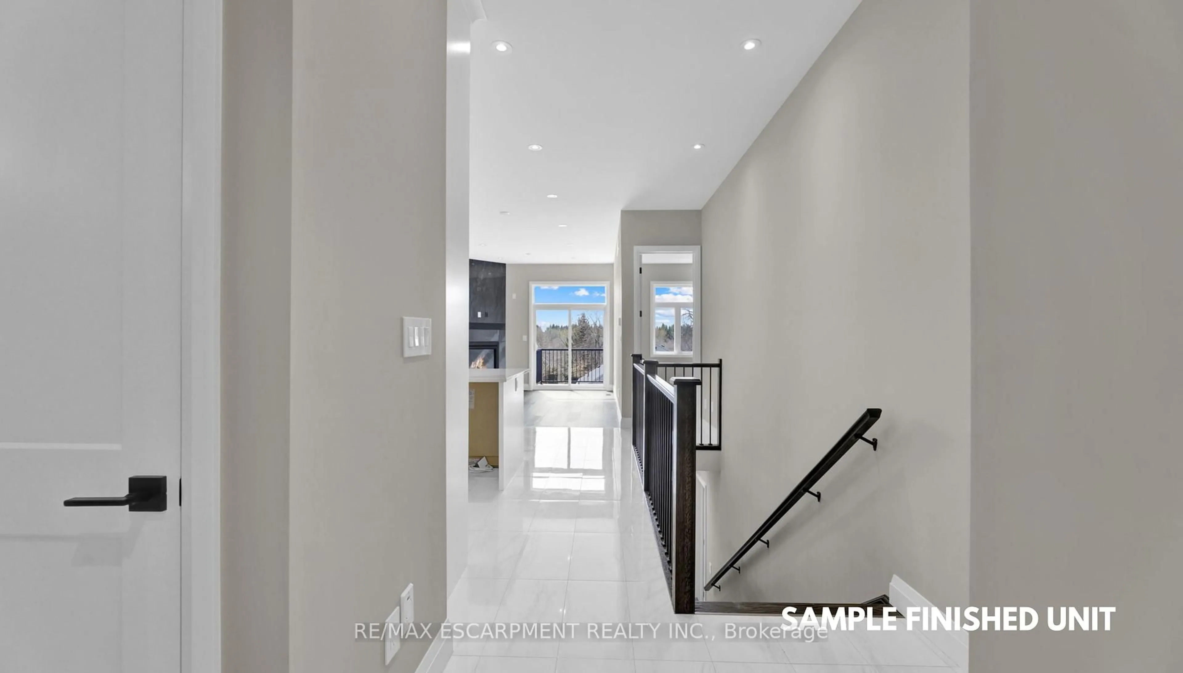 Indoor foyer for 924 Garden Court Cres, Woodstock Ontario N4T 0A3