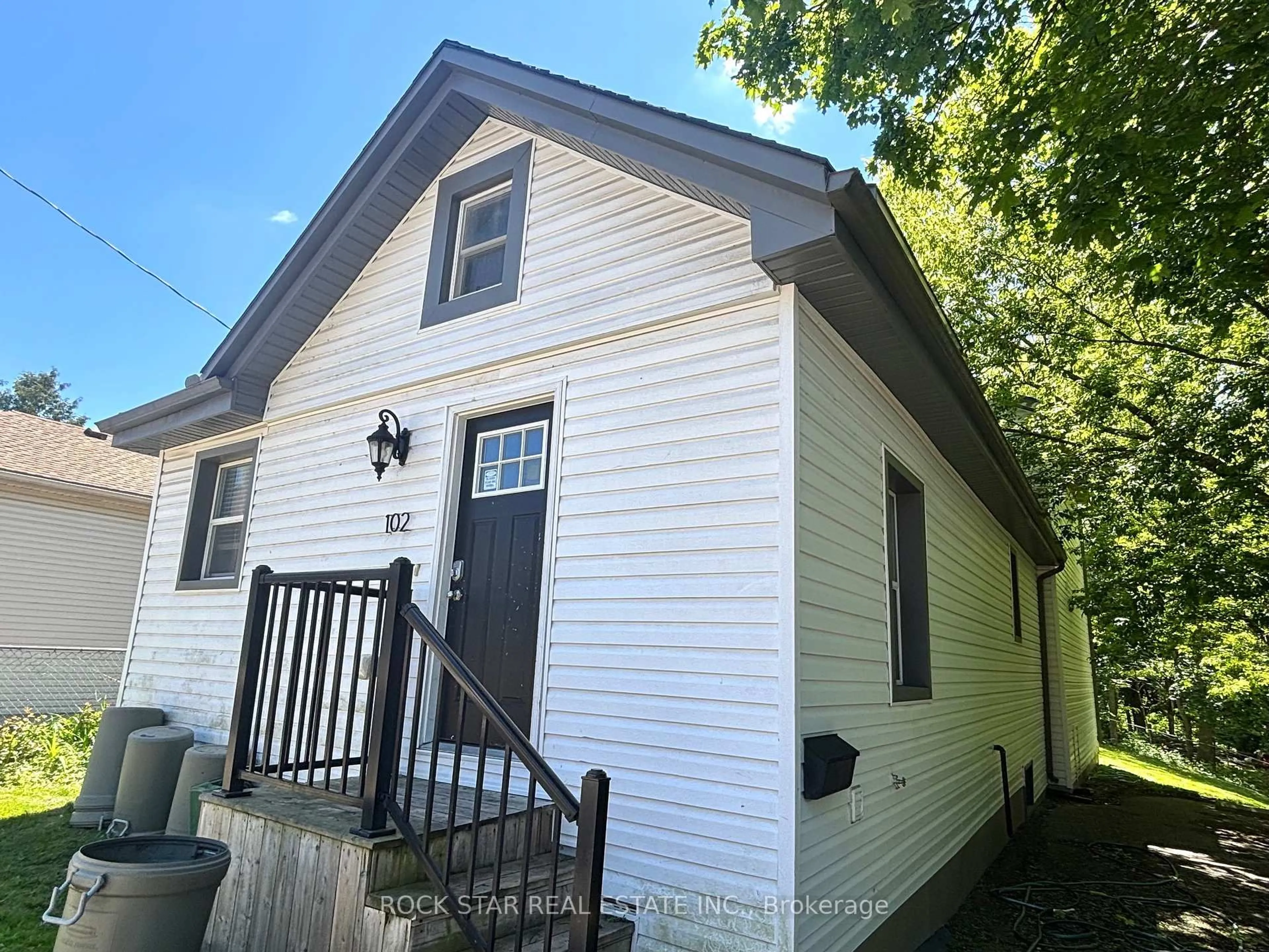 Home with vinyl exterior material, building for 102 EMPRESS Ave, London North Ontario N6H 1M9