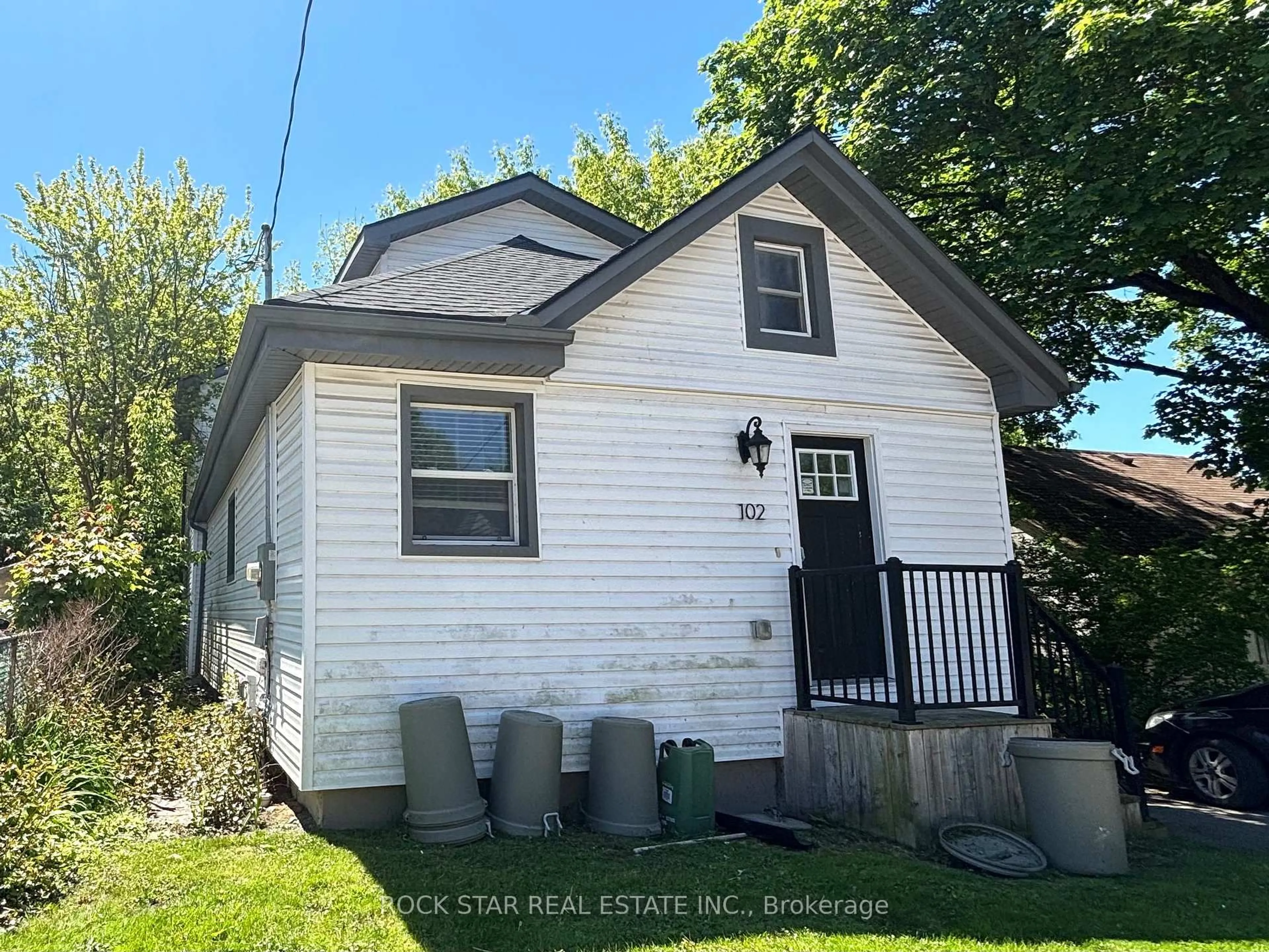 Home with vinyl exterior material, street for 102 EMPRESS Ave, London North Ontario N6H 1M9