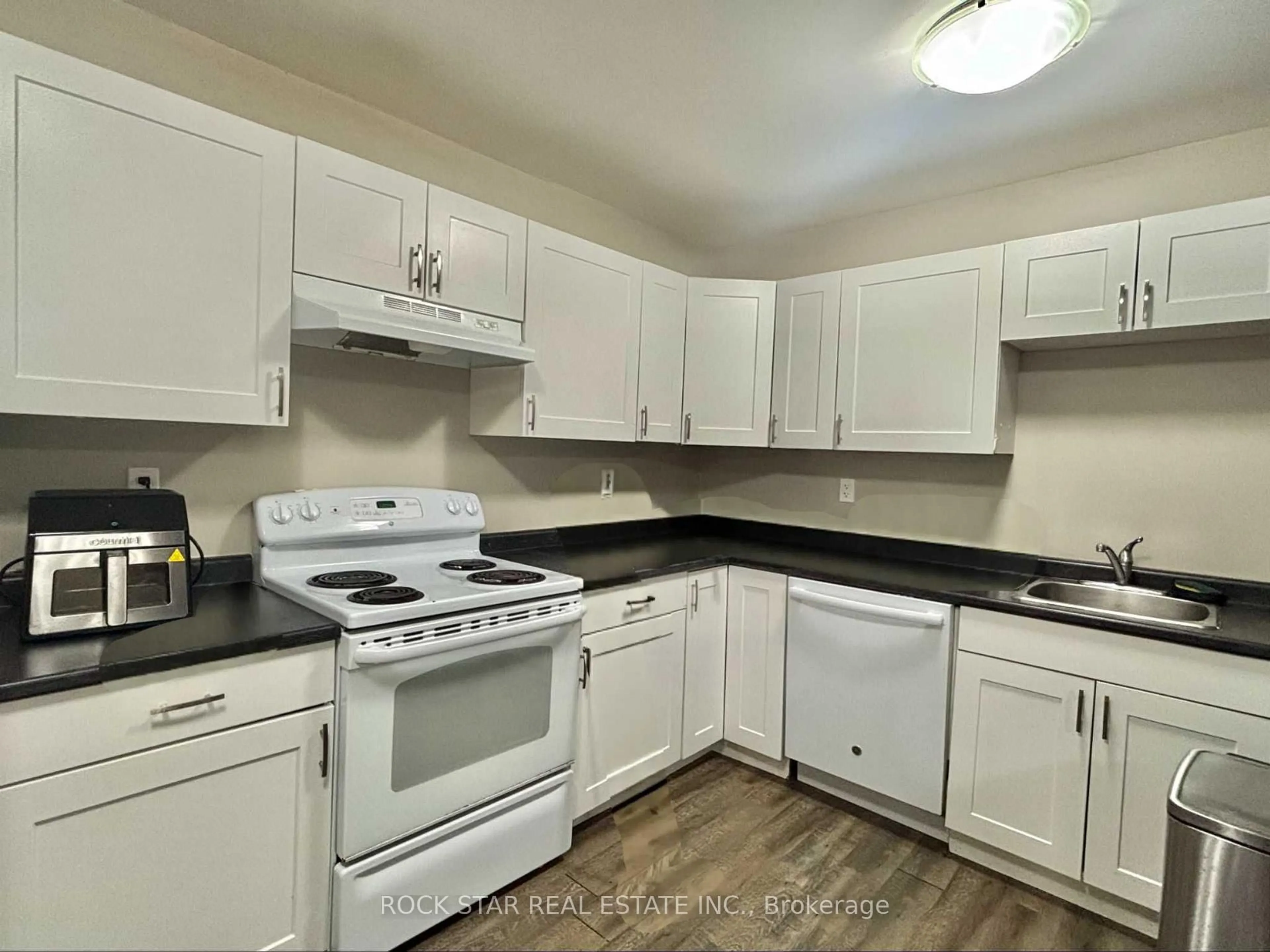 Standard kitchen, unknown for 102 EMPRESS Ave, London North Ontario N6H 1M9