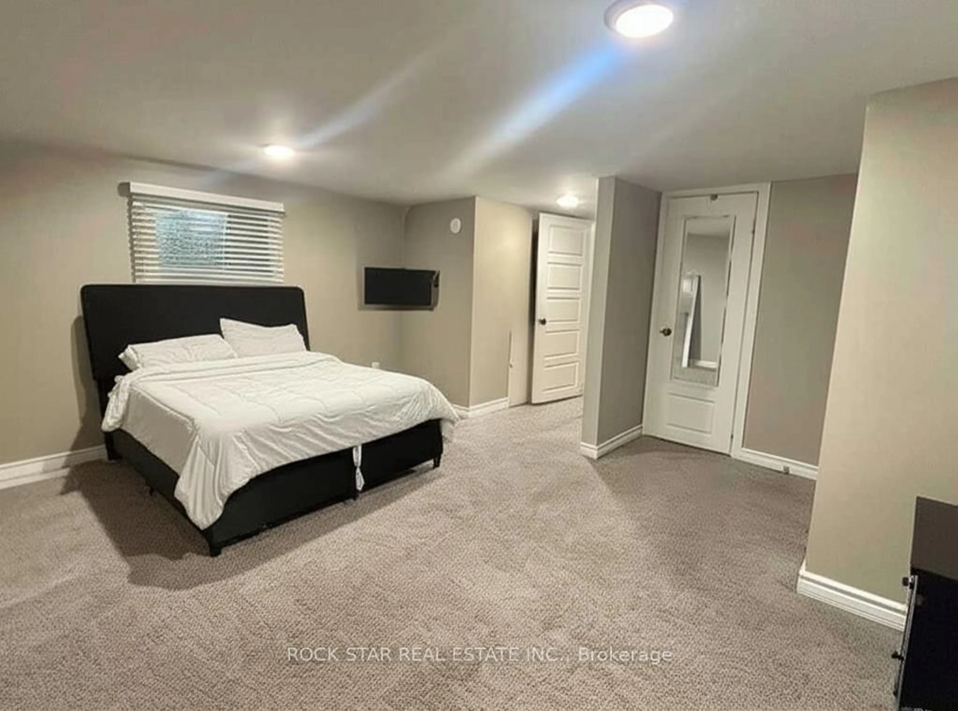 A pic of a room for 102 EMPRESS Ave, London North Ontario N6H 1M9