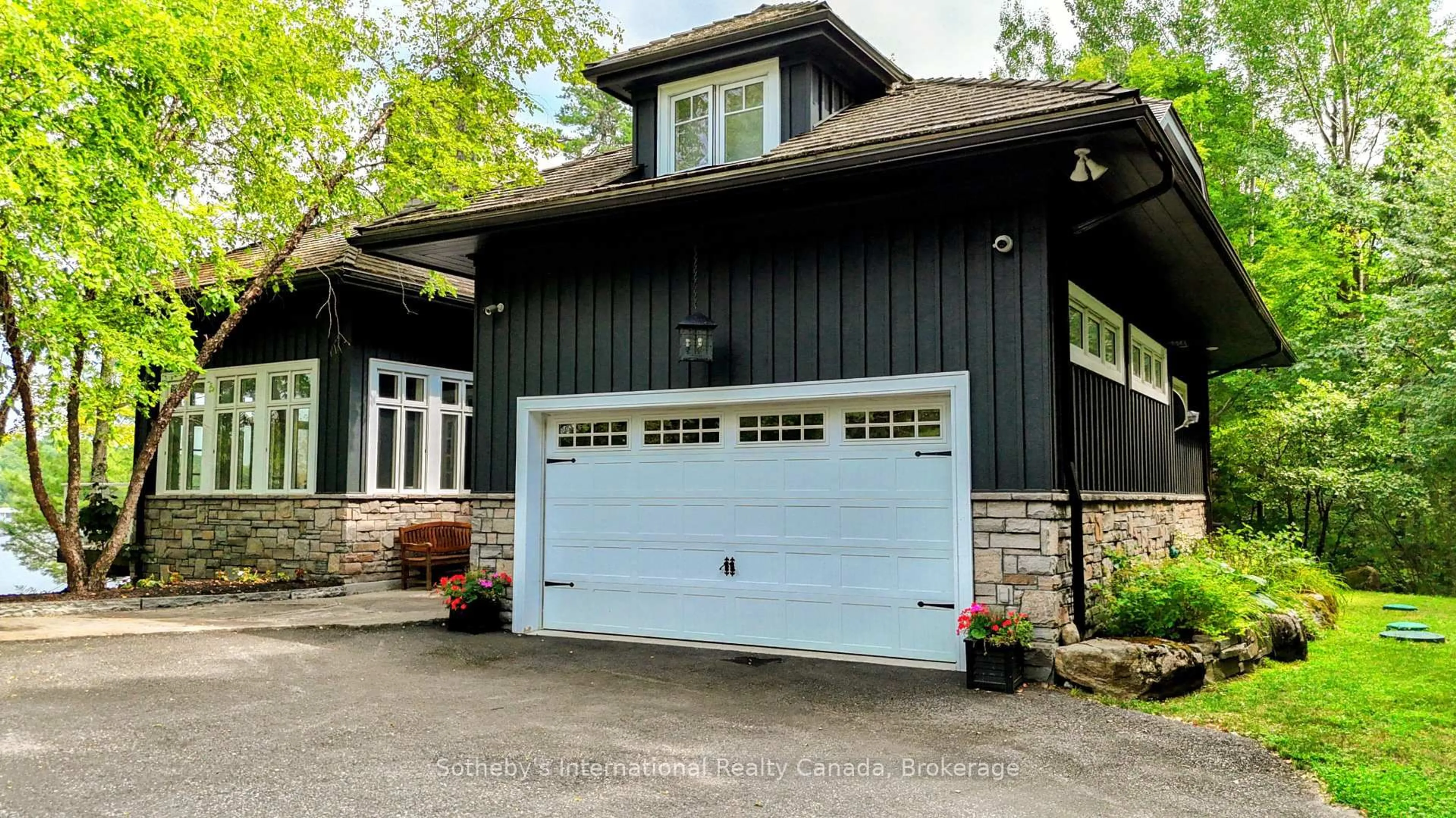 Indoor garage for 1037 Elgin House Rd, Muskoka Lakes Ontario P0B 1J0