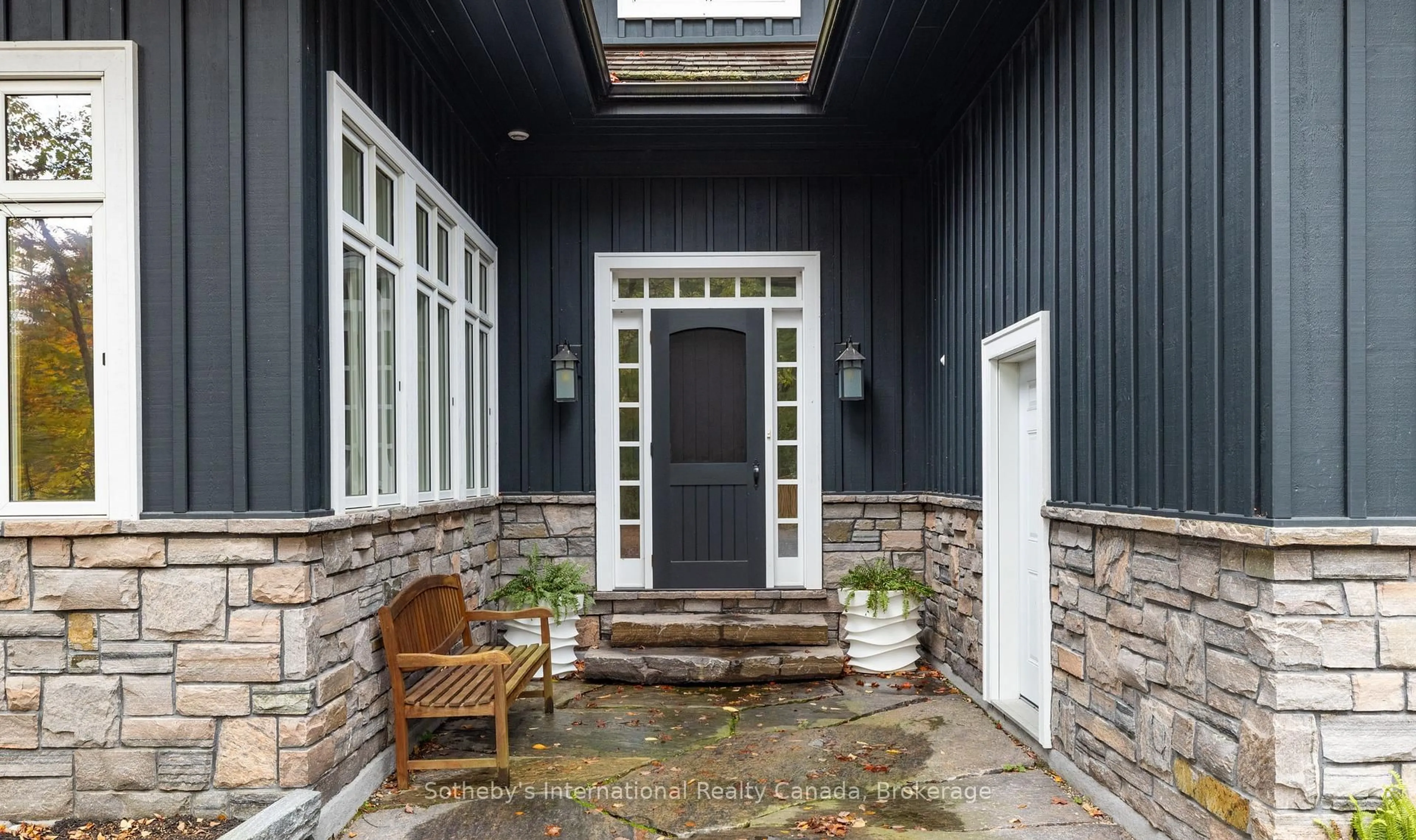 Indoor entryway for 1037 Elgin House Rd, Muskoka Lakes Ontario P0B 1J0