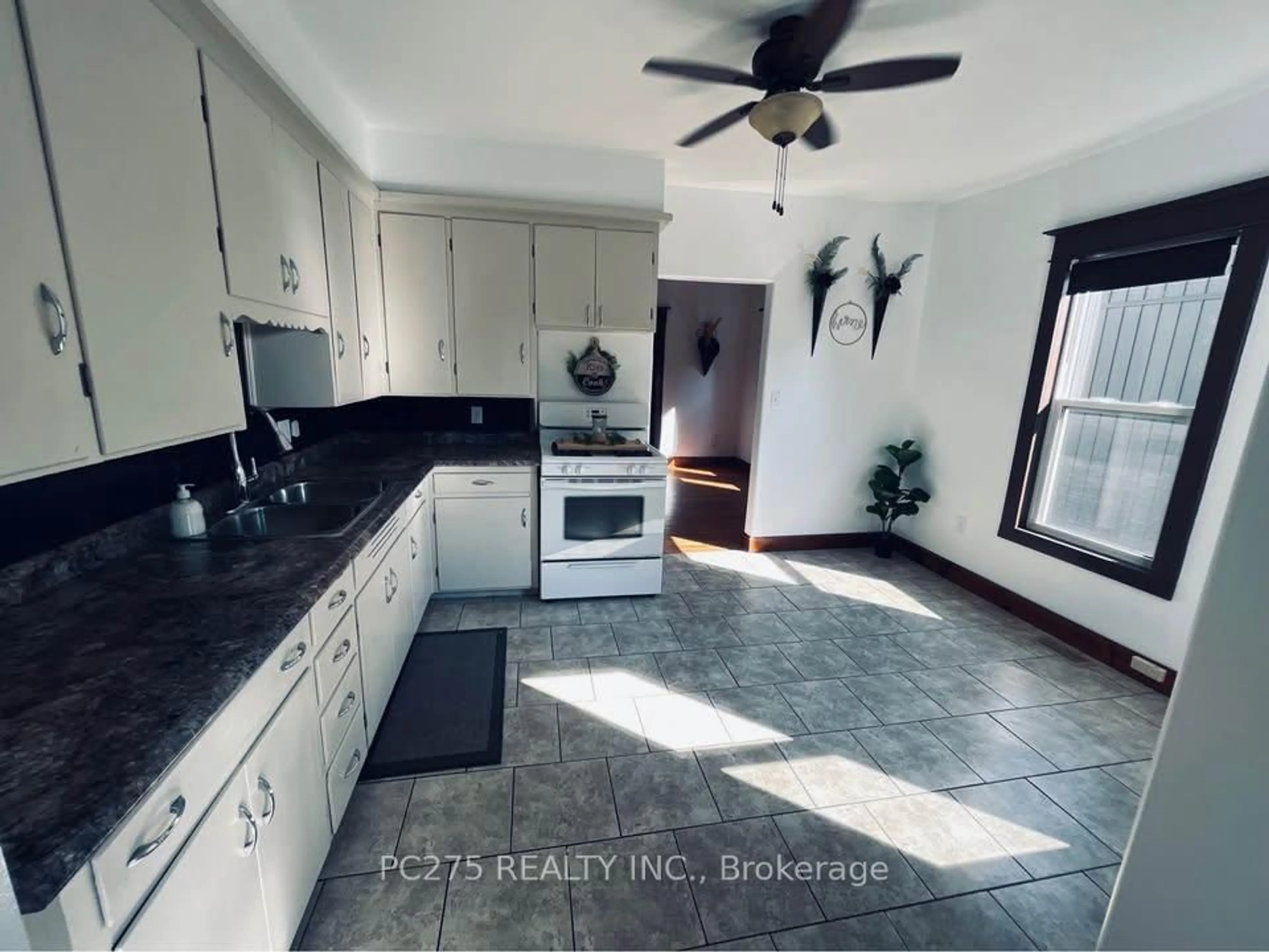 Open concept kitchen, ceramic/tile floor for 43 Tillson Ave, Tillsonburg Ontario N4G 2Z9