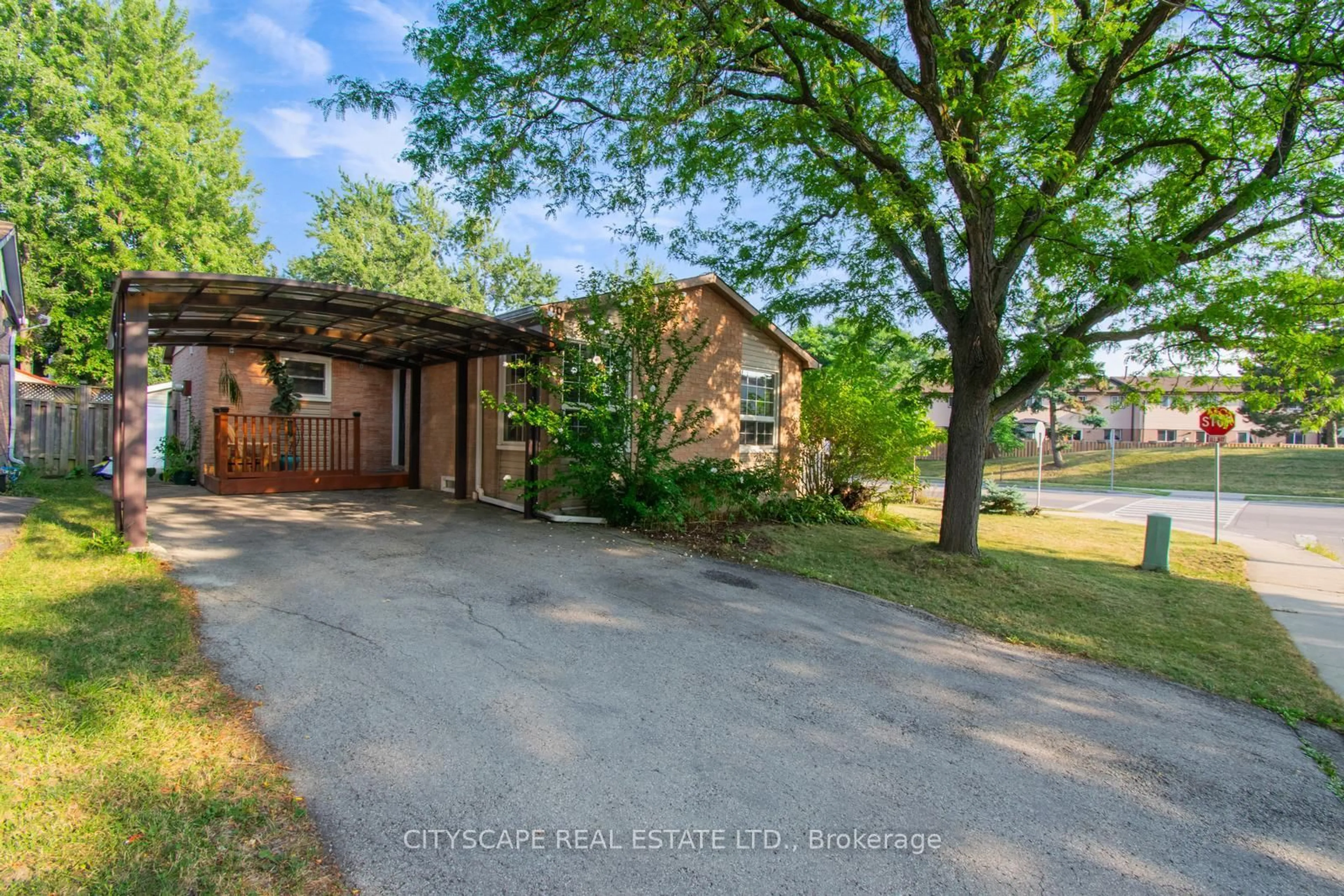 A pic from outside/outdoor area/front of a property/back of a property/a pic from drone, street for 99 Berrisfield Cres, Hamilton Ontario L8T 4X1