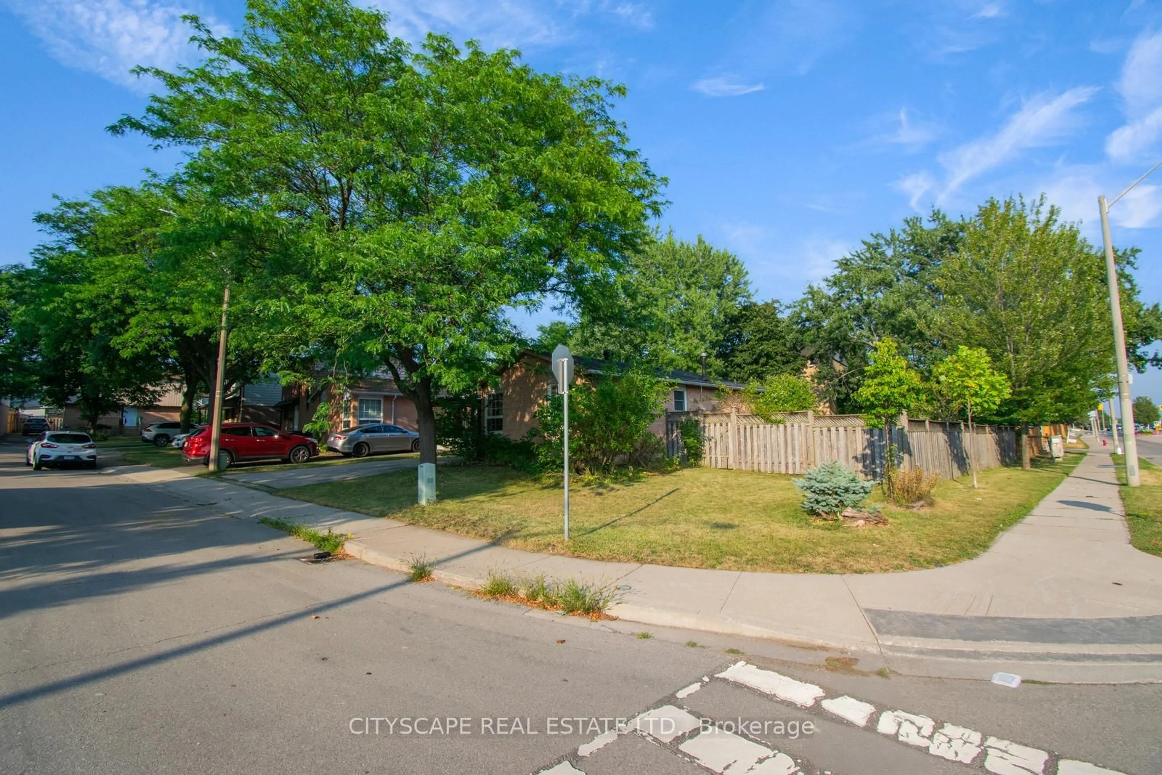 A pic from outside/outdoor area/front of a property/back of a property/a pic from drone, street for 99 Berrisfield Cres, Hamilton Ontario L8T 4X1