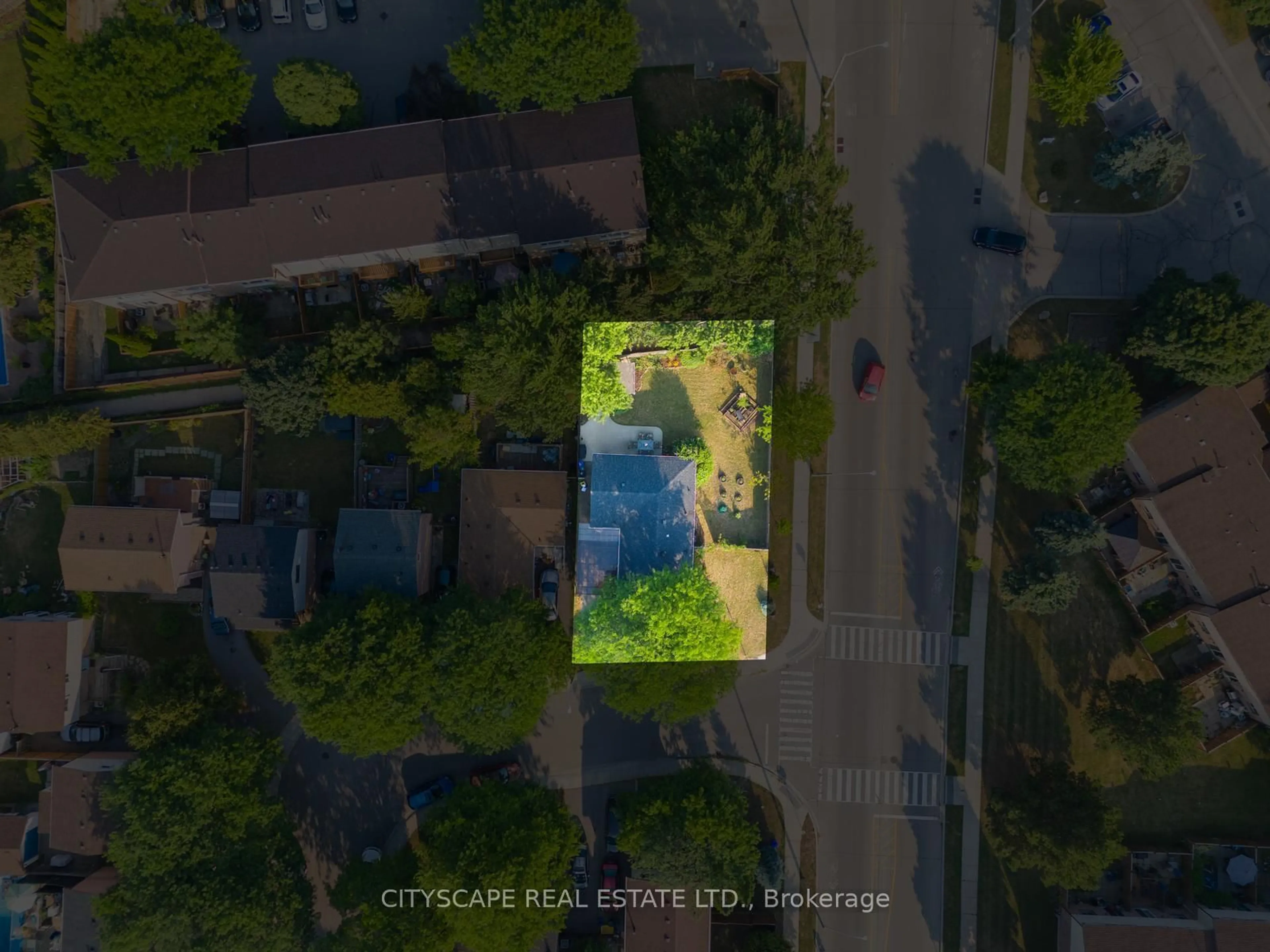 A pic from outside/outdoor area/front of a property/back of a property/a pic from drone, street for 99 Berrisfield Cres, Hamilton Ontario L8T 4X1