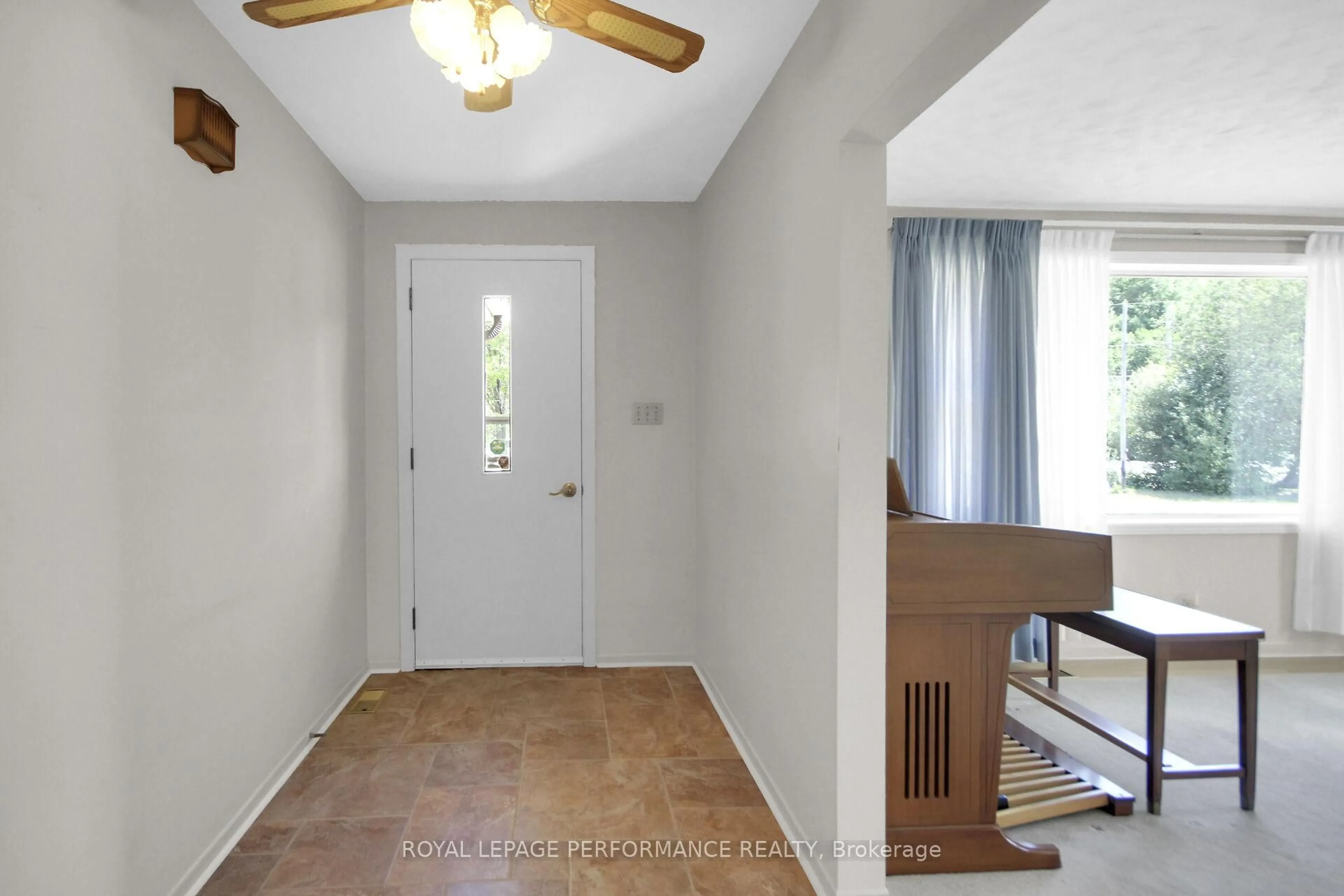 Indoor entryway for 4178 Ramsayville Rd, Ottawa Ontario K1G 3N4