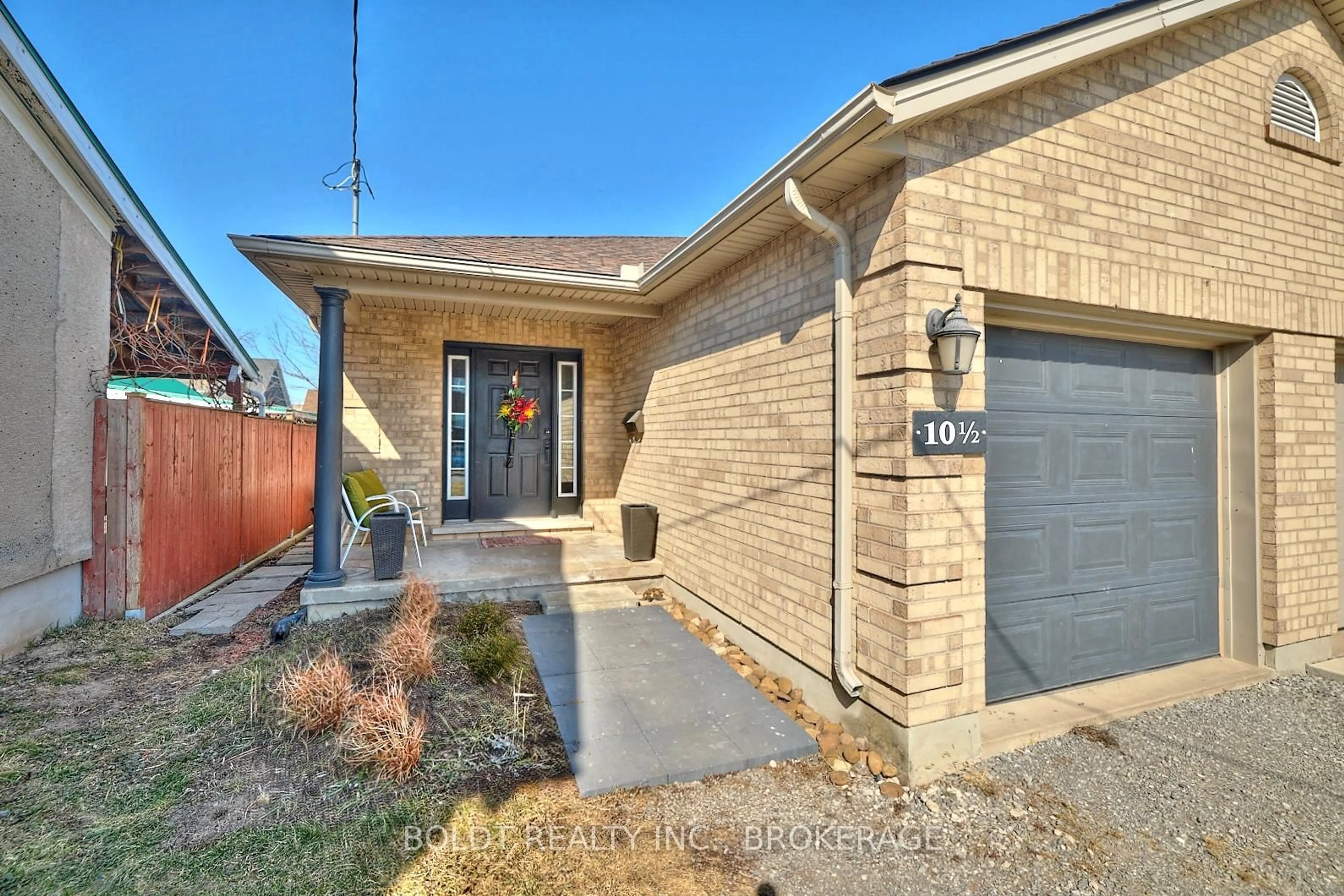 Home with brick exterior material, street for 10 1/2 Metcalfe St, Thorold Ontario L2V 2Z5