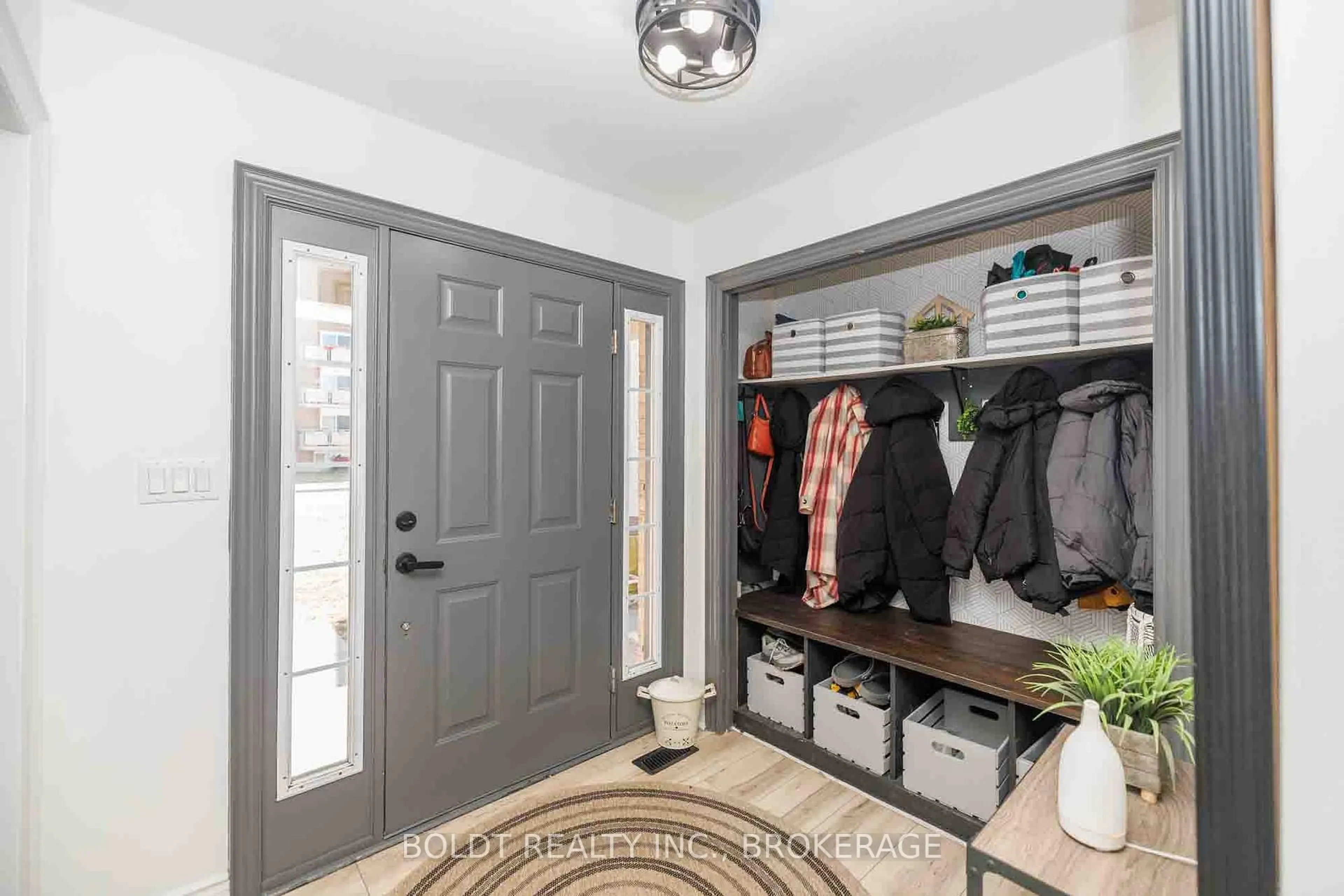 Indoor entryway for 10 1/2 Metcalfe St, Thorold Ontario L2V 2Z5