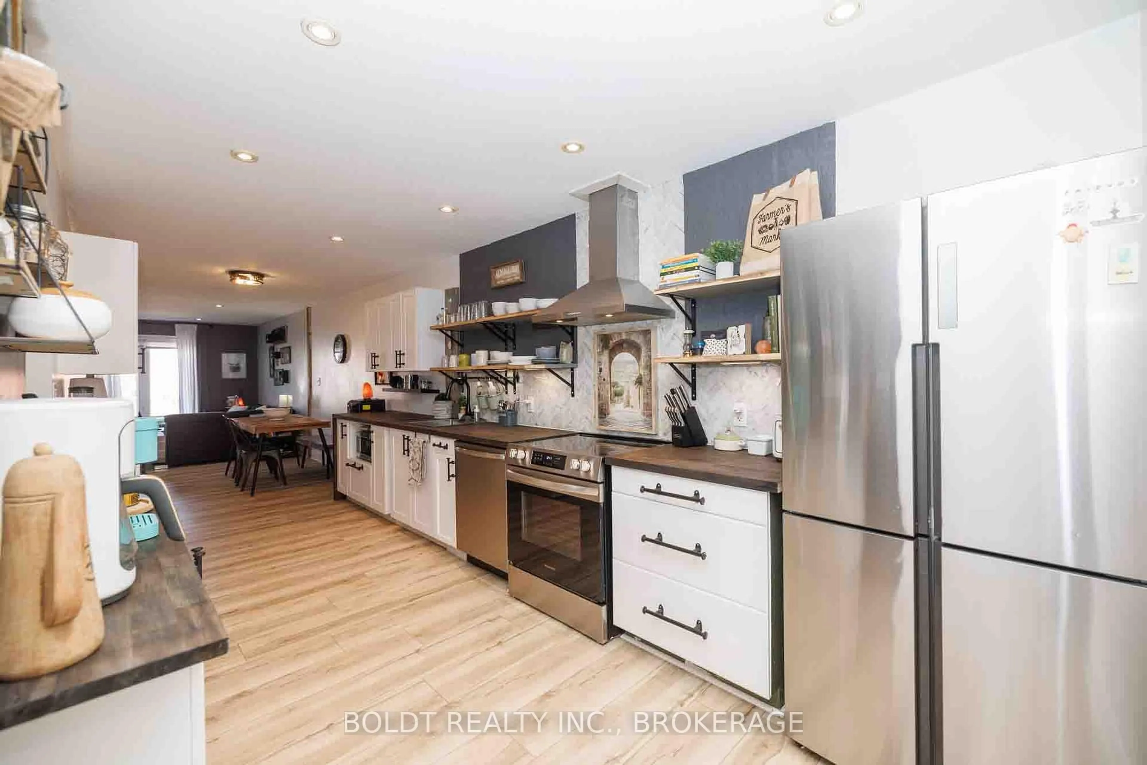 Open concept kitchen, wood/laminate floor for 10 1/2 Metcalfe St, Thorold Ontario L2V 2Z5
