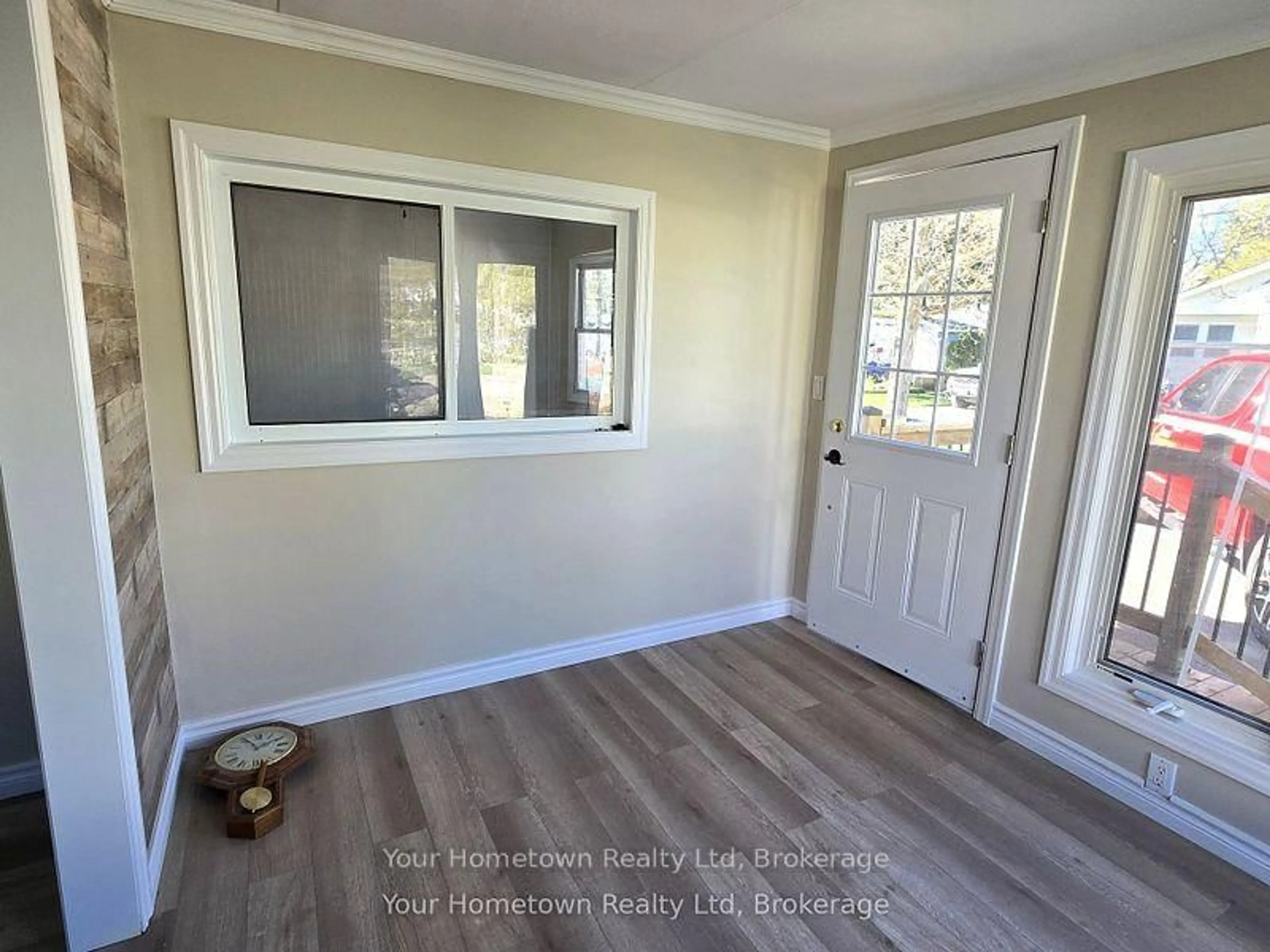 Indoor entryway for 483 Spruce St, Centre Wellington Ontario N1M 2W5