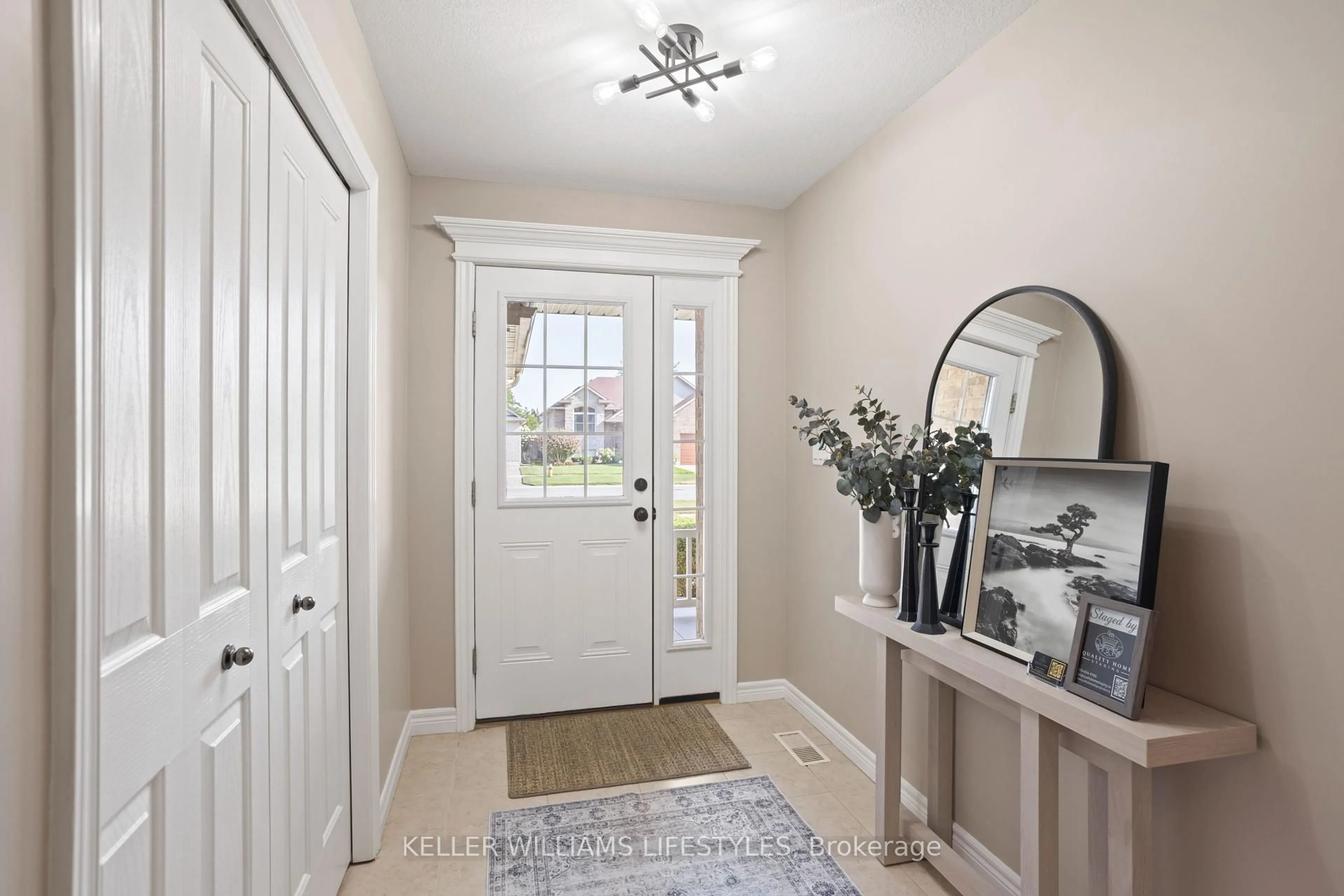 Indoor entryway for 368 Darcy Dr, Strathroy-Caradoc Ontario N7G 0A1