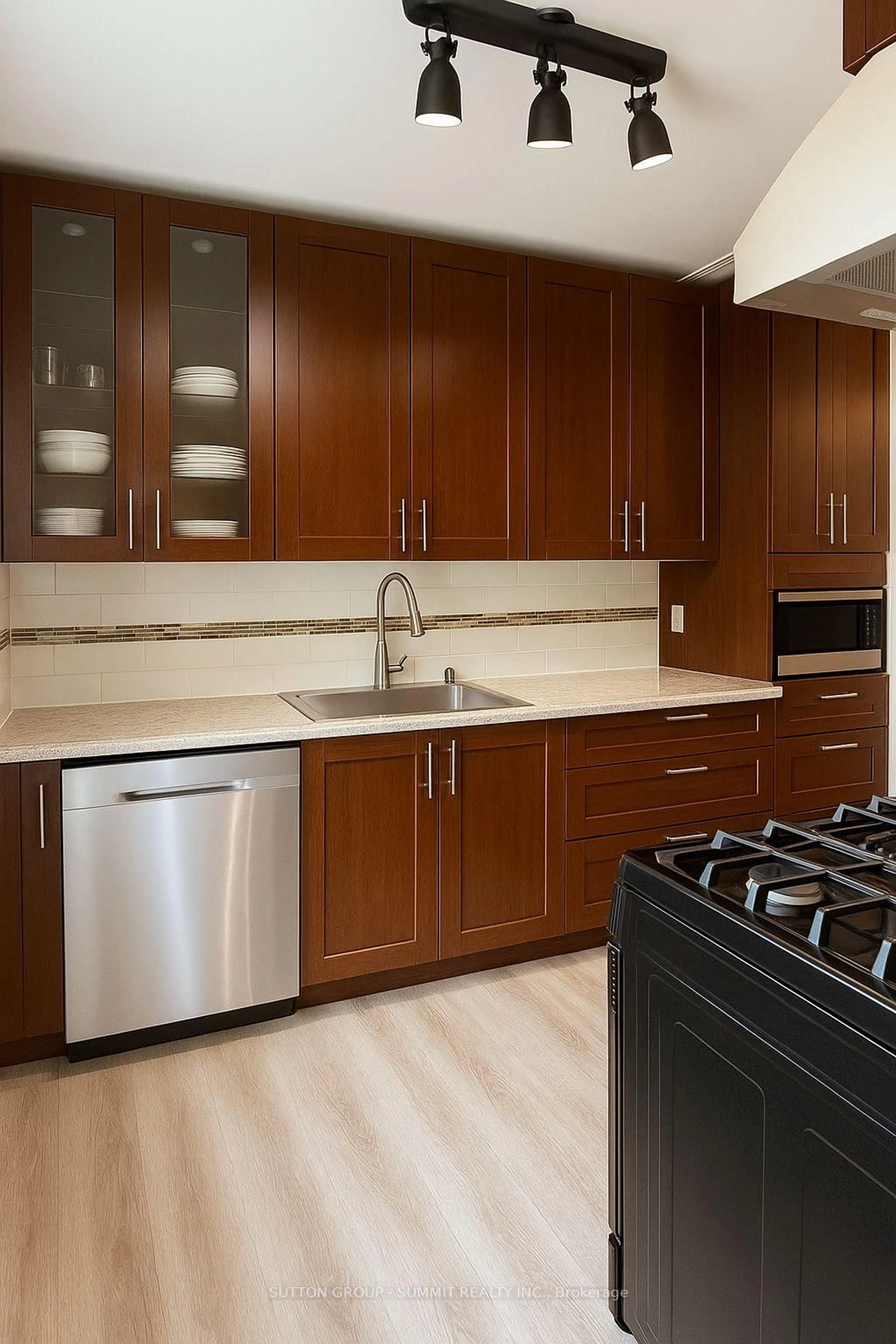 Standard kitchen, wood/laminate floor for 1060 Southdale Rd, London South Ontario N6E 1B2